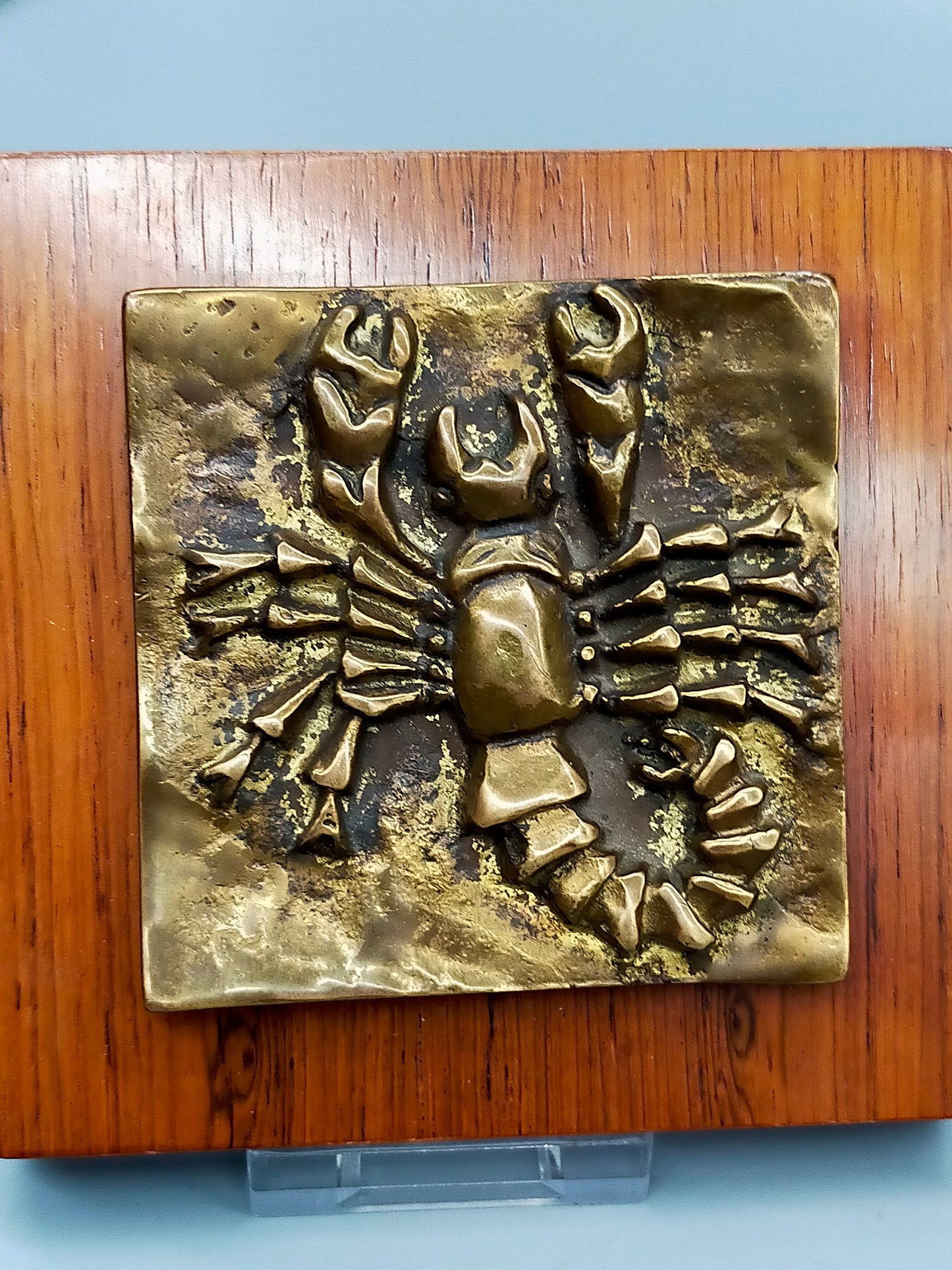 Drei kunstvolle Messingreliefs auf Holz Sternzeichen Sternbilder