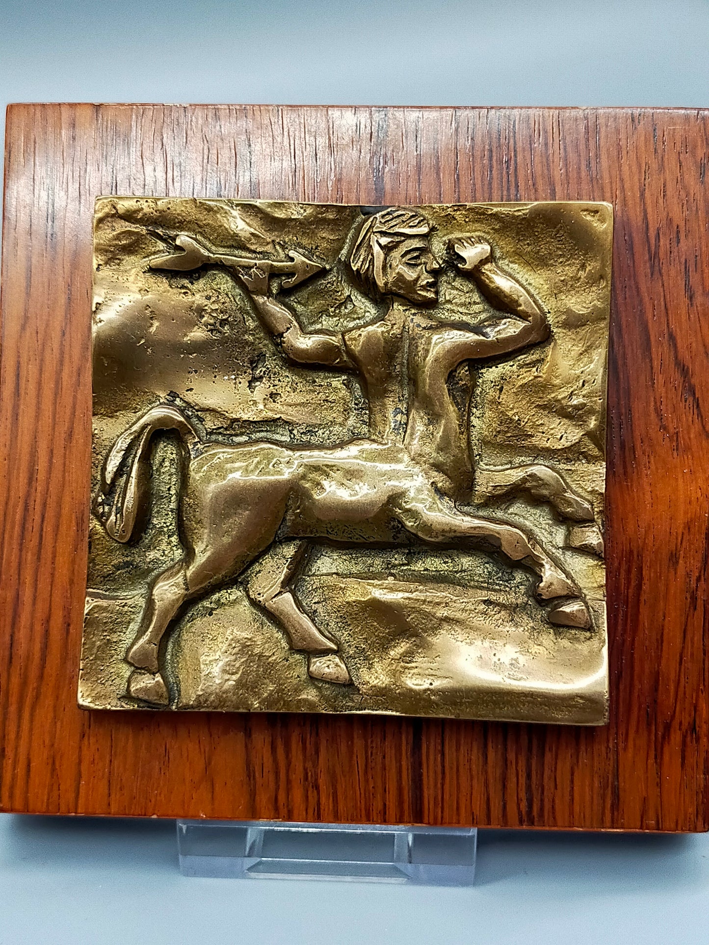 Drei kunstvolle Messingreliefs auf Holz Sternzeichen Sternbilder