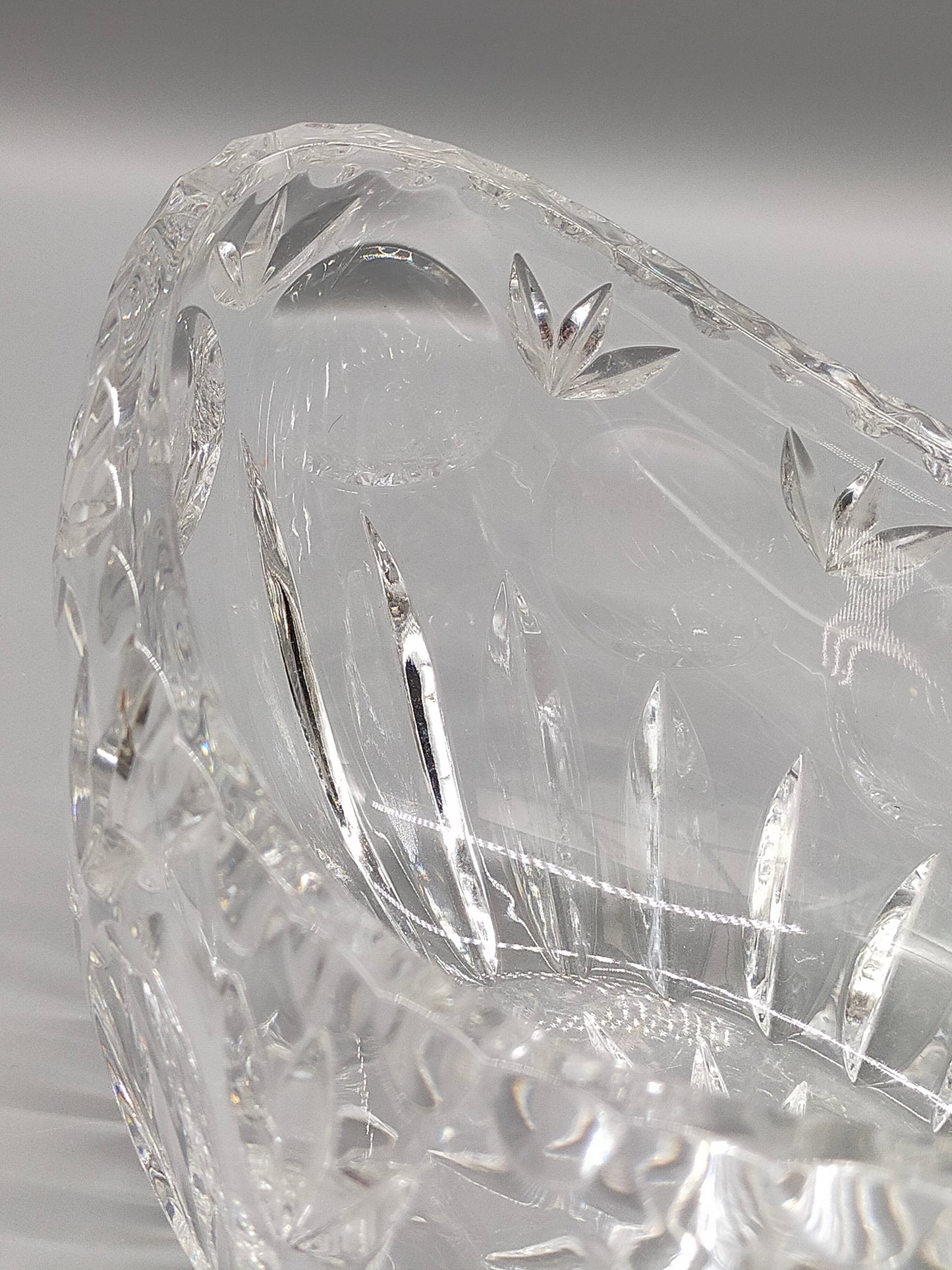 Edle Kristallglasschale mit Sternschliff Elegante Dekoschale