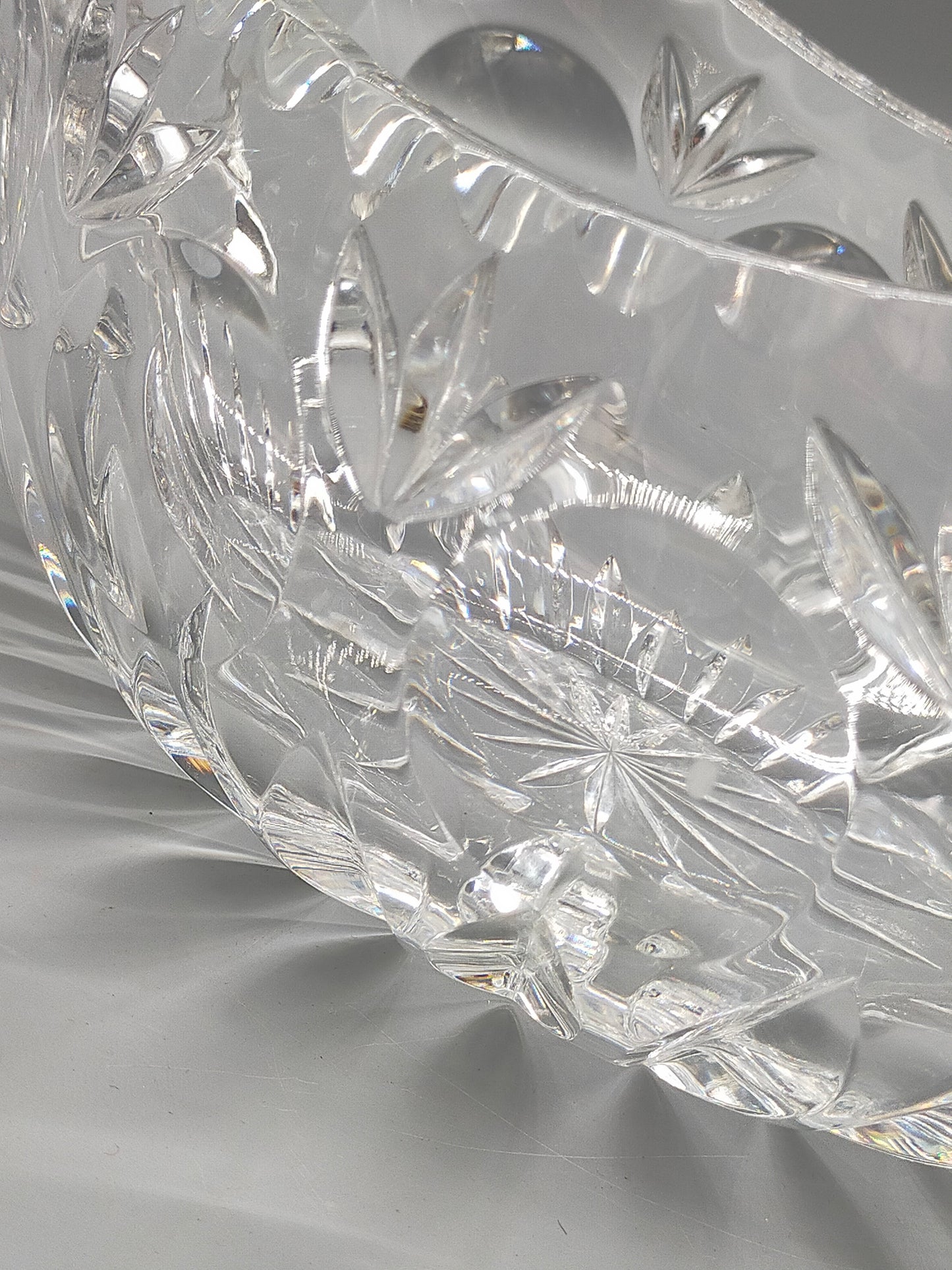 Edle Kristallglasschale mit Sternschliff Elegante Dekoschale
