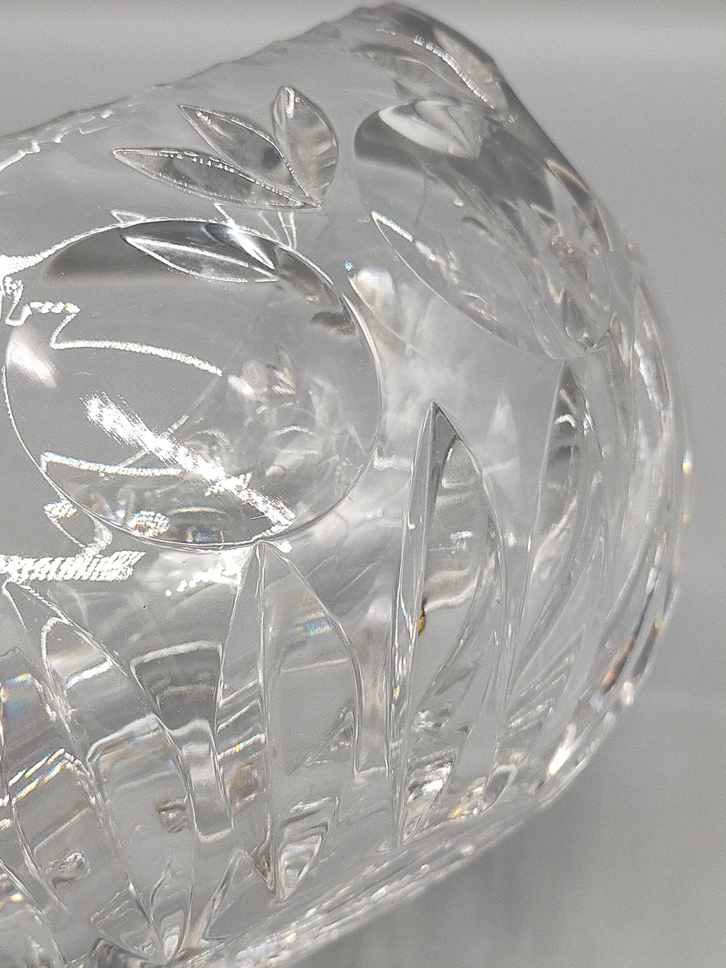 Edle Kristallglasschale mit Sternschliff Elegante Dekoschale