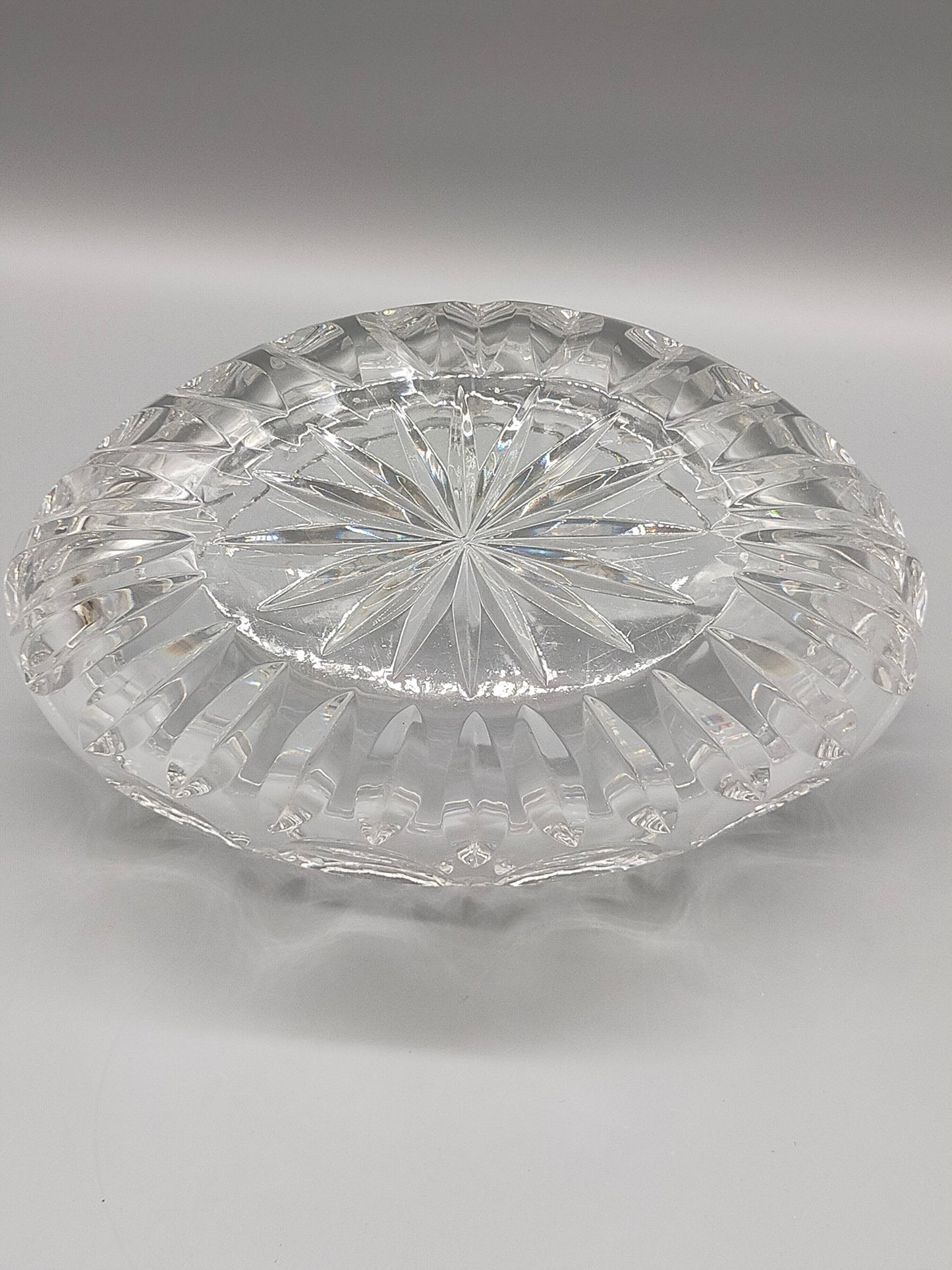 Edle Kristallglasschale mit Sternschliff Elegante Dekoschale