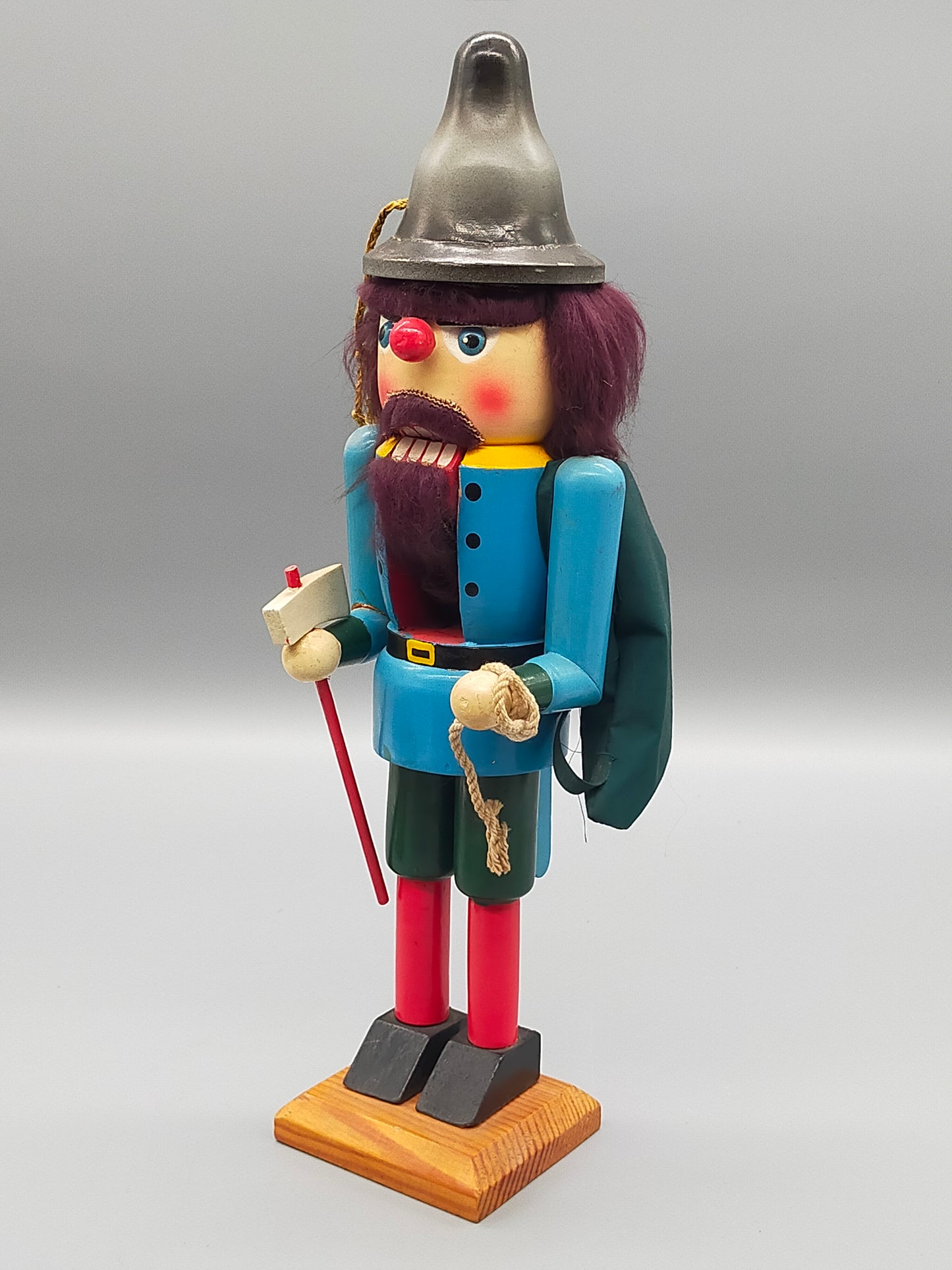 Klassischer Nussknacker aus Holz – Bergsteiger / Wanderer Motiv