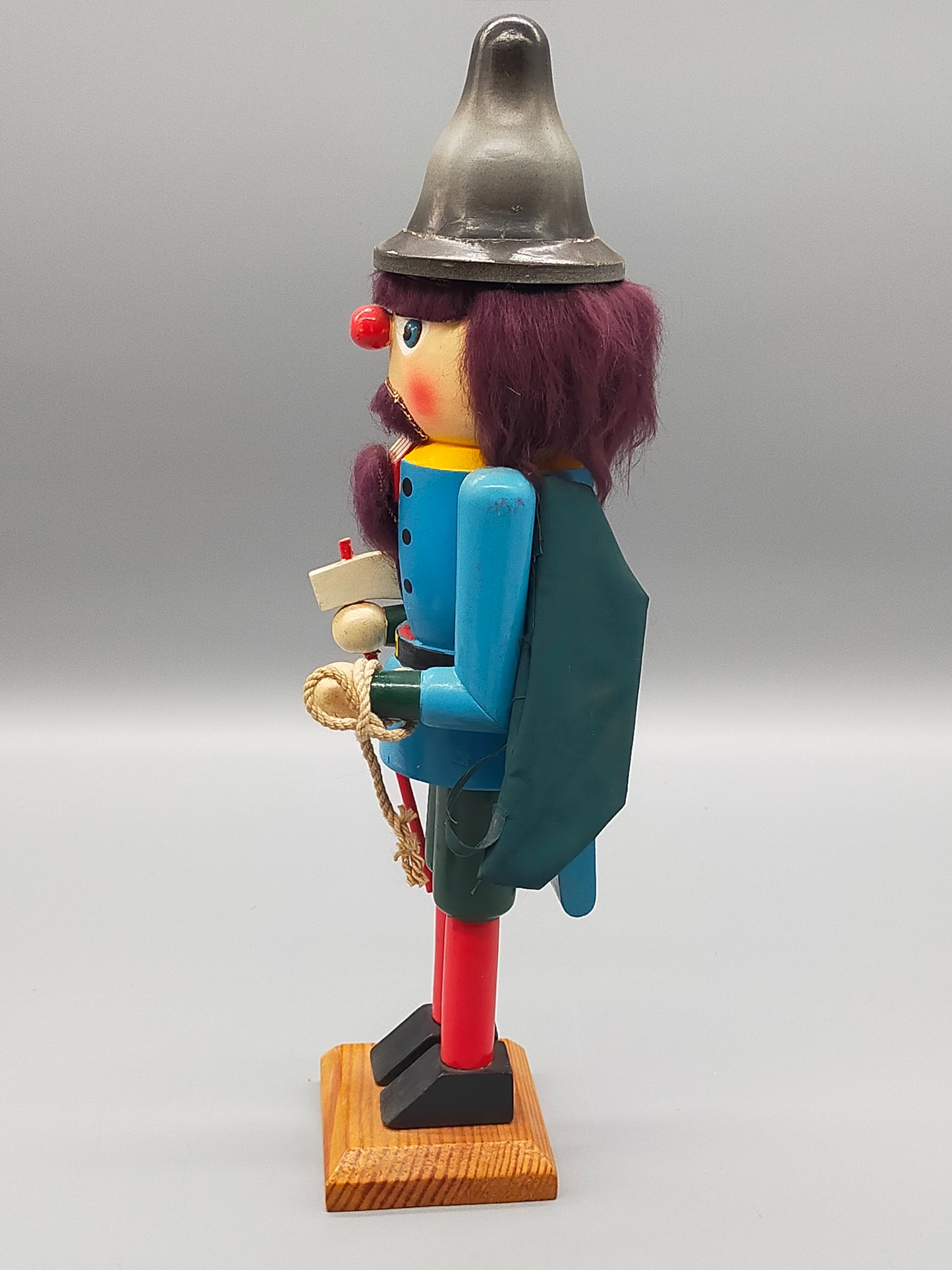 Klassischer Nussknacker aus Holz – Bergsteiger / Wanderer Motiv