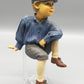 Charmante Deko-Figur Junge auf Kante sitzend – Vintage Kantenhocker