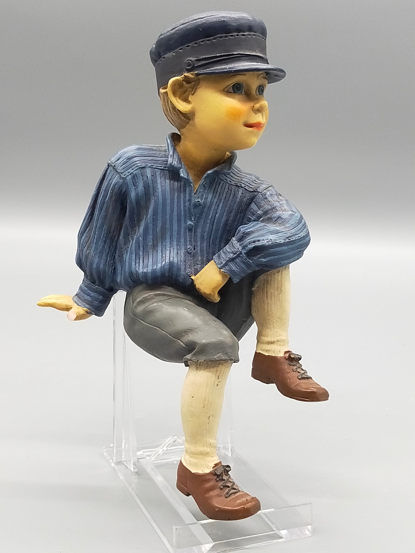 Charmante Deko-Figur Junge auf Kante sitzend – Vintage Kantenhocker