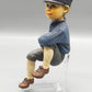 Charmante Deko-Figur Junge auf Kante sitzend – Vintage Kantenhocker