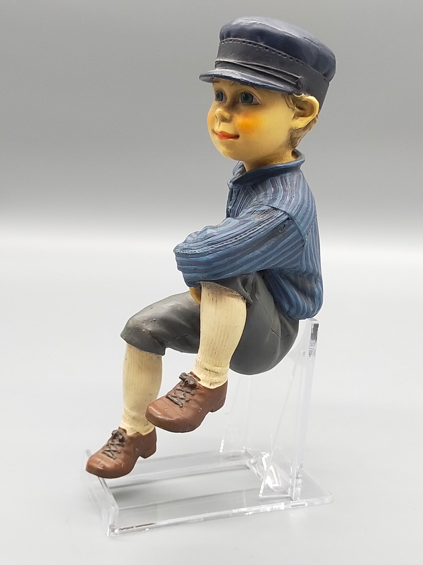 Charmante Deko-Figur Junge auf Kante sitzend – Vintage Kantenhocker