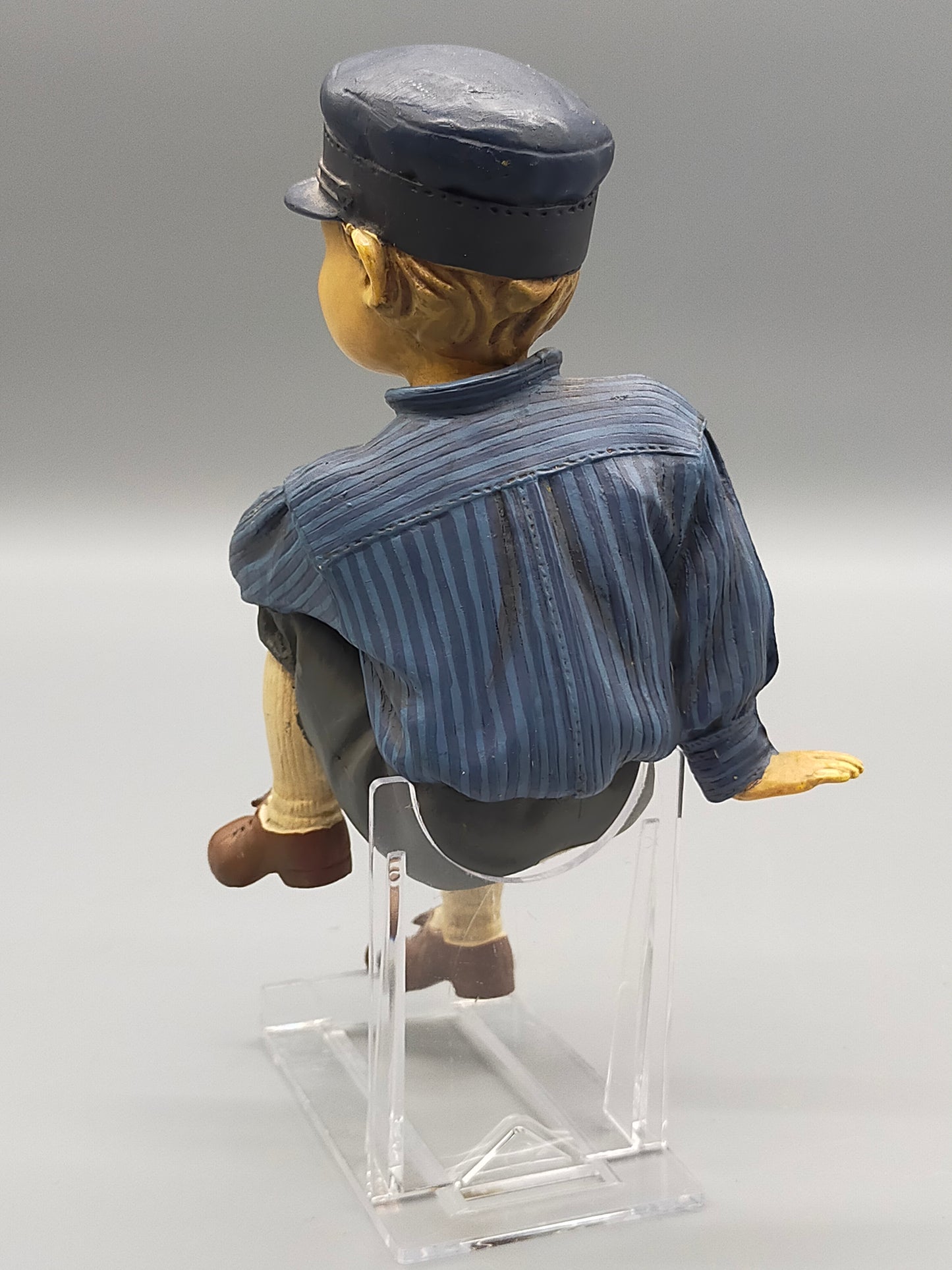 Charmante Deko-Figur Junge auf Kante sitzend – Vintage Kantenhocker