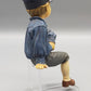 Charmante Deko-Figur Junge auf Kante sitzend – Vintage Kantenhocker