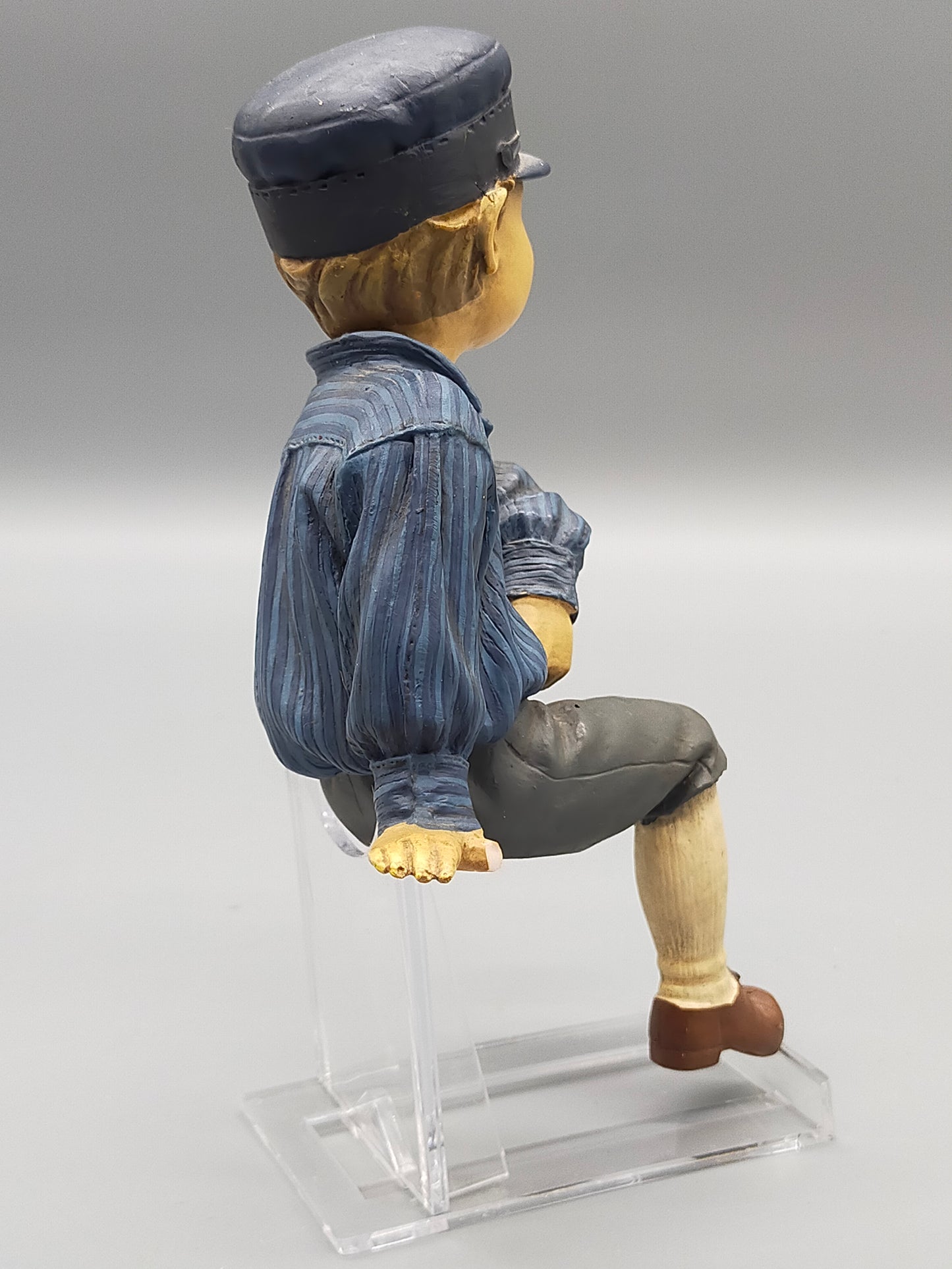 Charmante Deko-Figur Junge auf Kante sitzend – Vintage Kantenhocker
