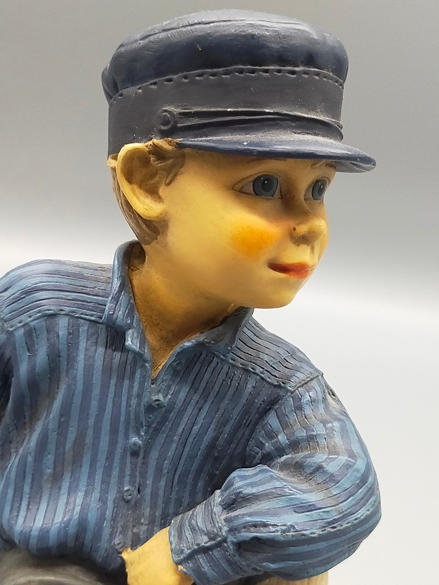 Charmante Deko-Figur Junge auf Kante sitzend – Vintage Kantenhocker