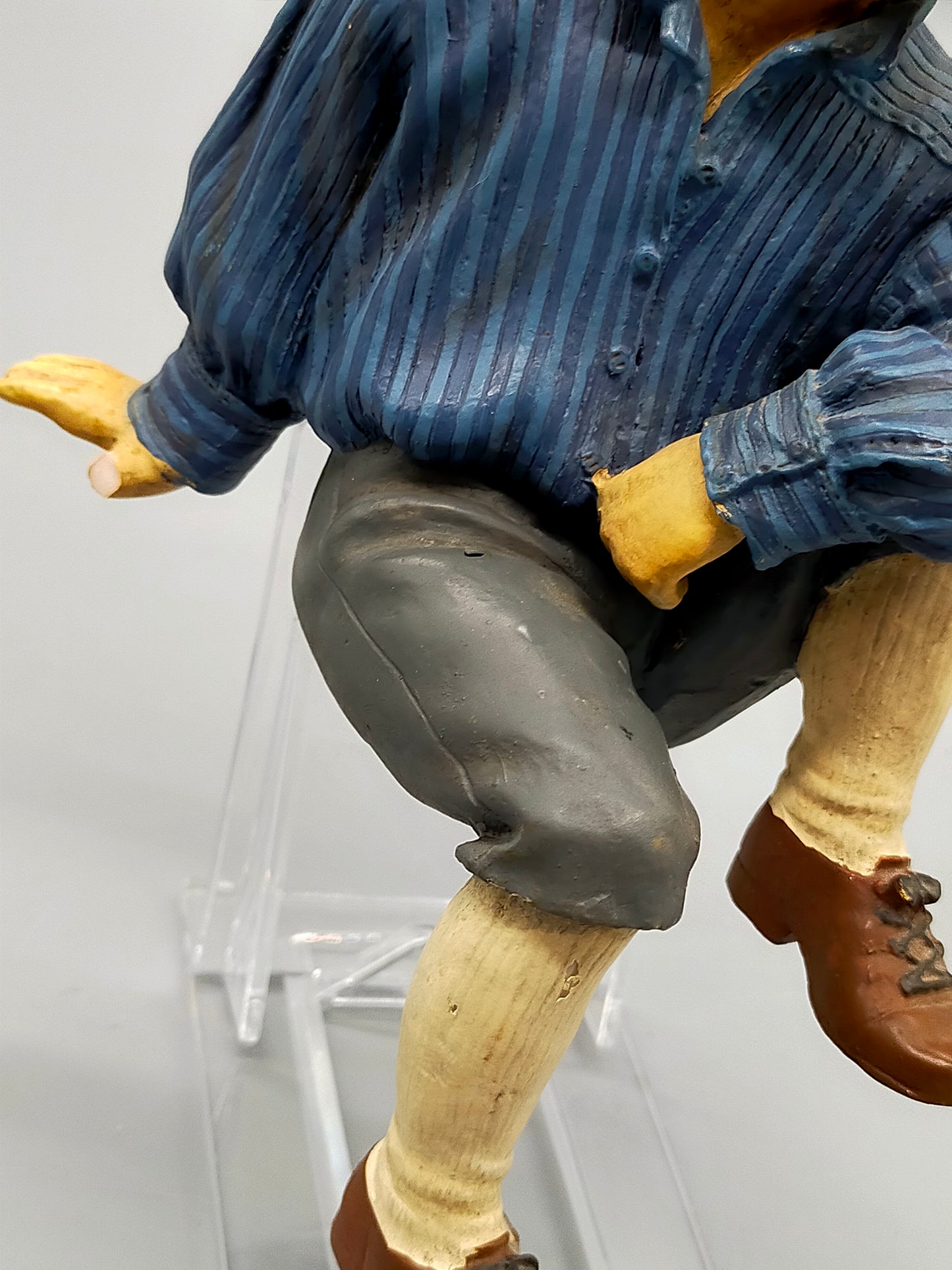 Charmante Deko-Figur Junge auf Kante sitzend – Vintage Kantenhocker