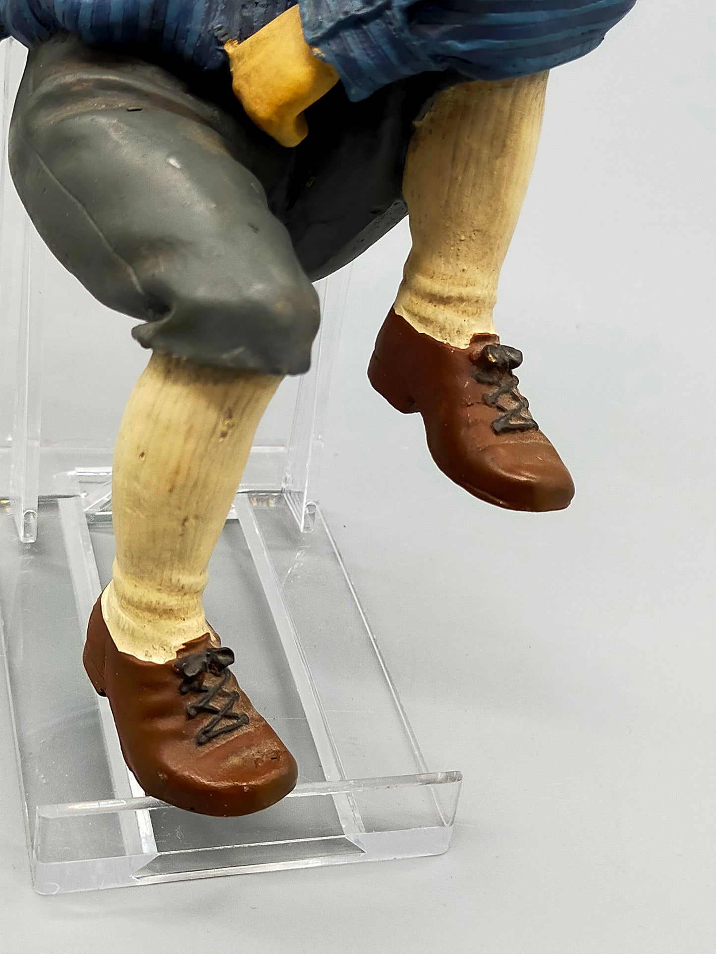 Charmante Deko-Figur Junge auf Kante sitzend – Vintage Kantenhocker
