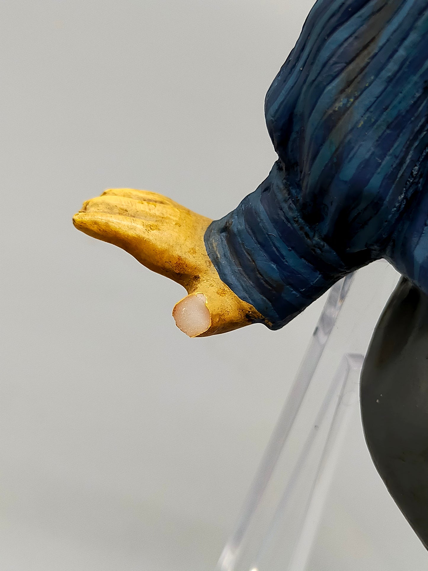 Charmante Deko-Figur Junge auf Kante sitzend – Vintage Kantenhocker
