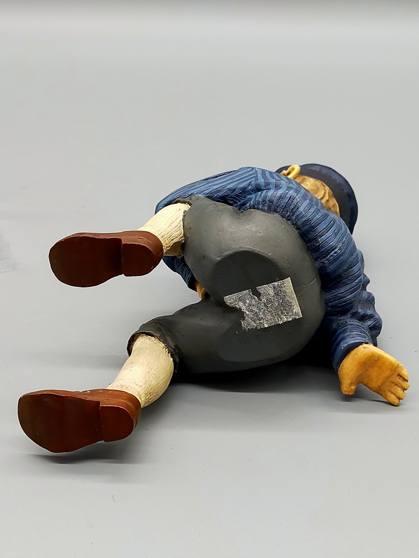 Charmante Deko-Figur Junge auf Kante sitzend – Vintage Kantenhocker