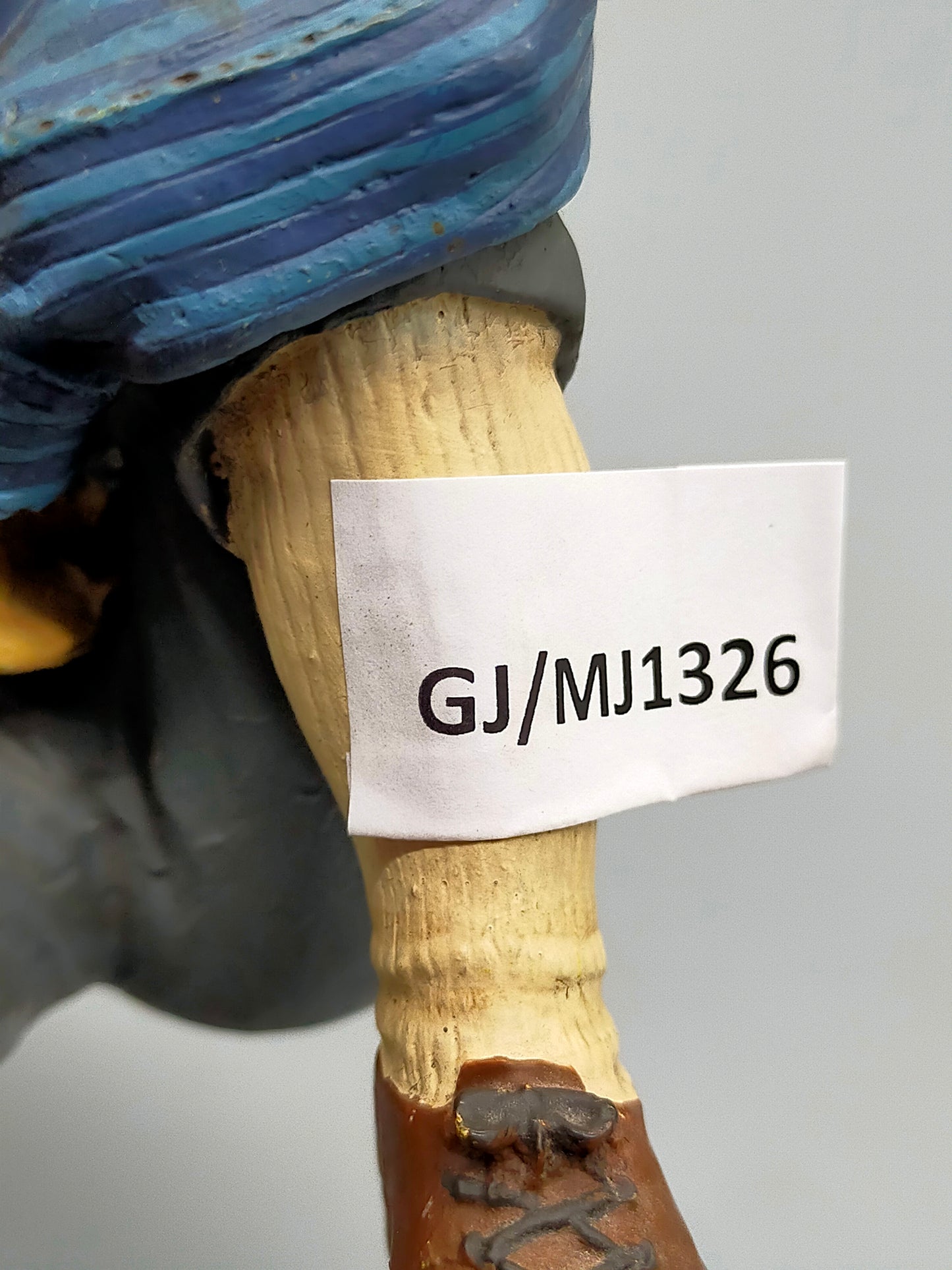 Charmante Deko-Figur Junge auf Kante sitzend – Vintage Kantenhocker