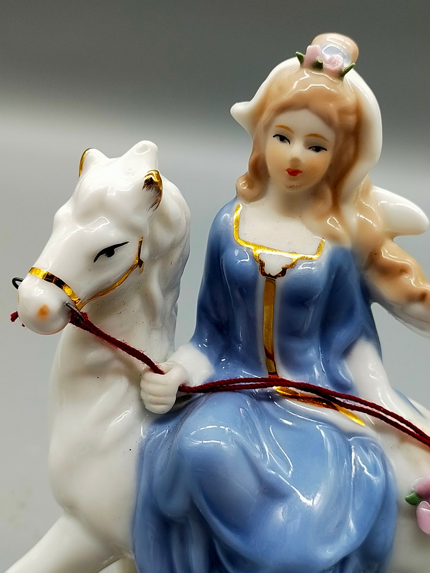 Edle PMI Porzellan Figur – Elegante Reiterin auf weißem Pferd