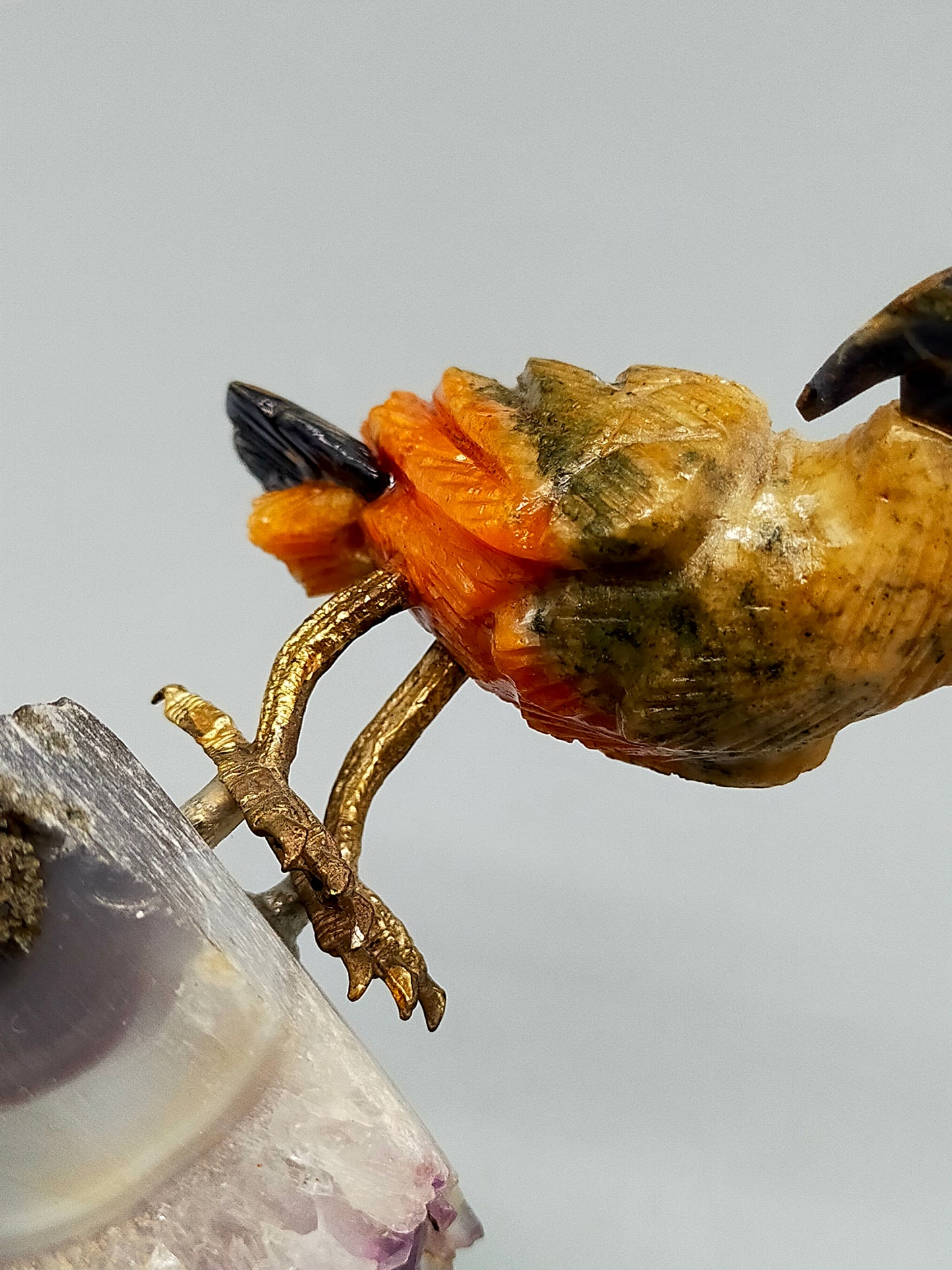 Edle Edelstein Vogelfigur auf Amethystdruse – Handgearbeitete Kunst aus Rio