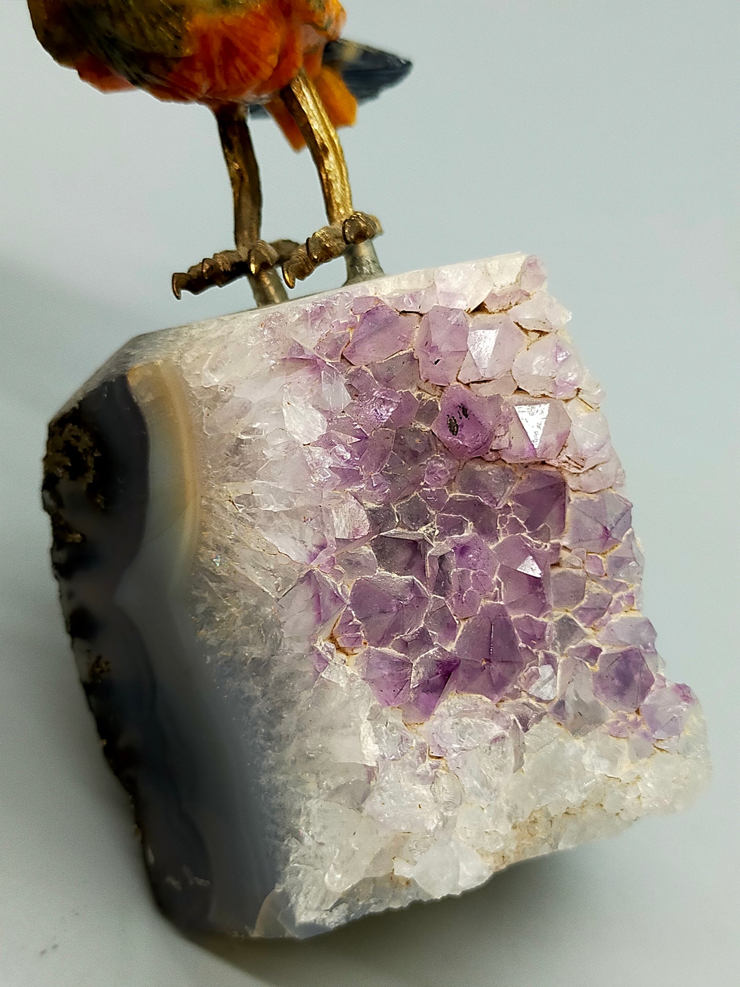 Edle Edelstein Vogelfigur auf Amethystdruse – Handgearbeitete Kunst aus Rio