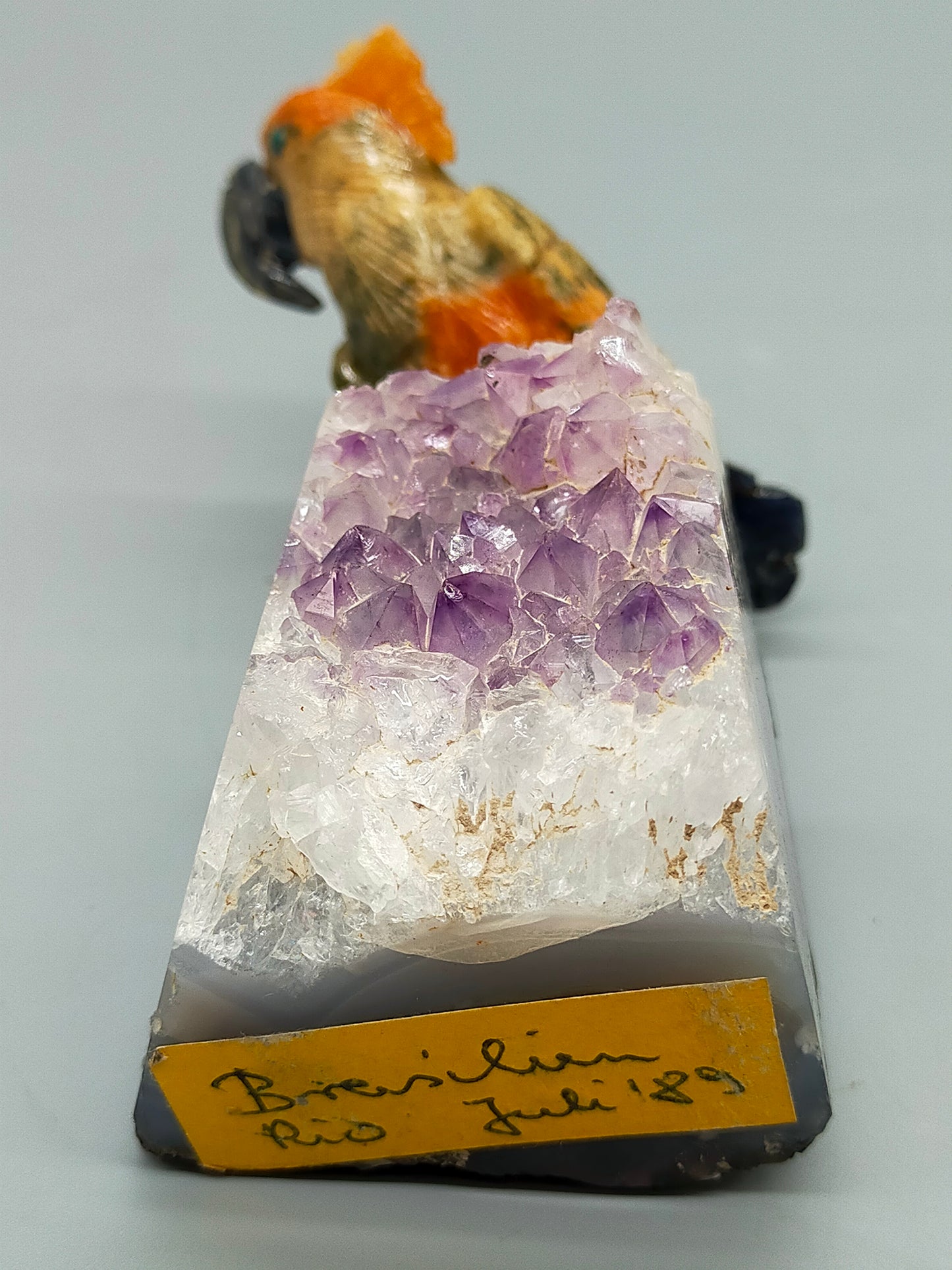 Edle Edelstein Vogelfigur auf Amethystdruse – Handgearbeitete Kunst aus Rio