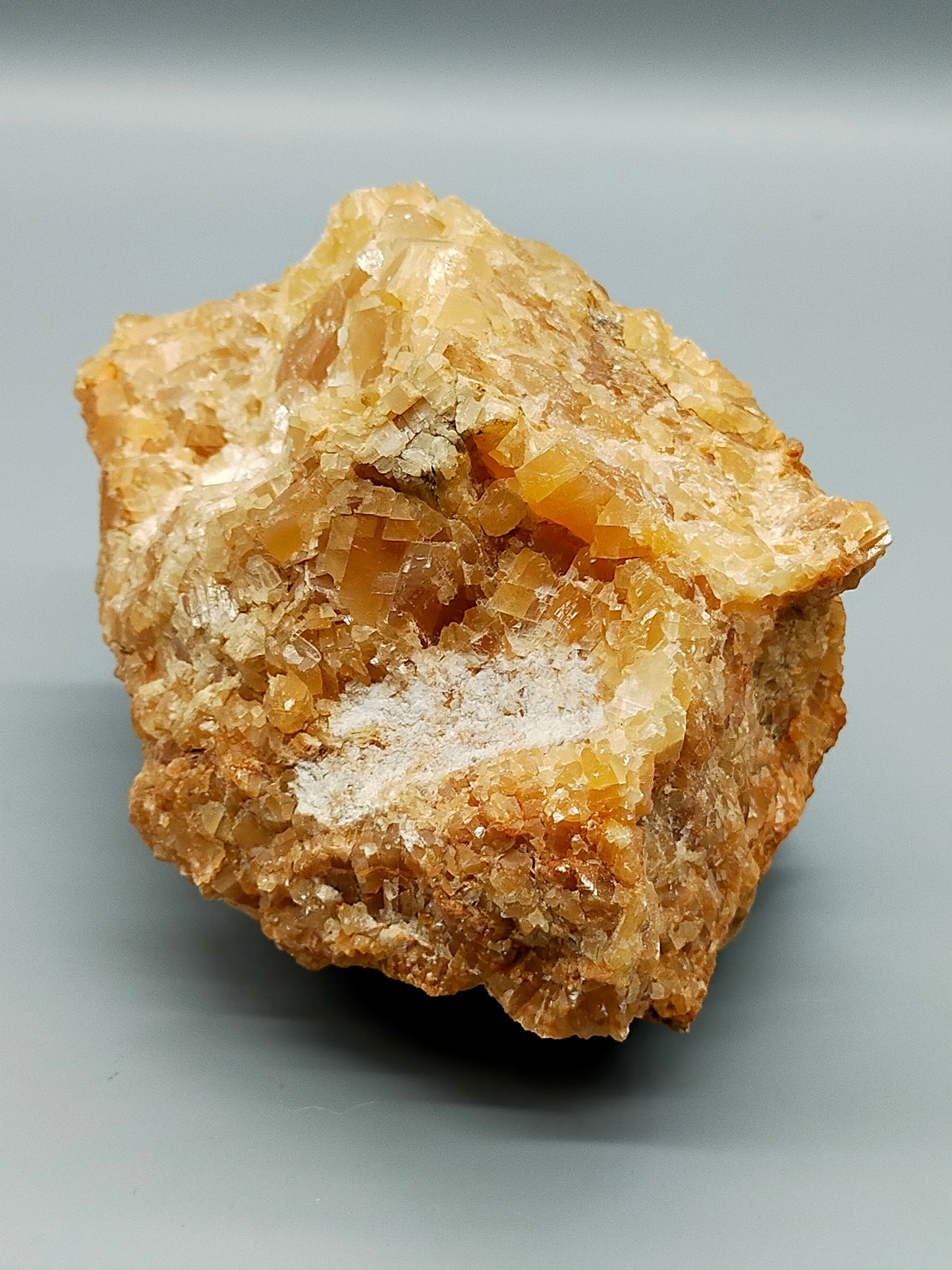 Große Calcit Druse – Naturbelassener Kristall mit Matrix