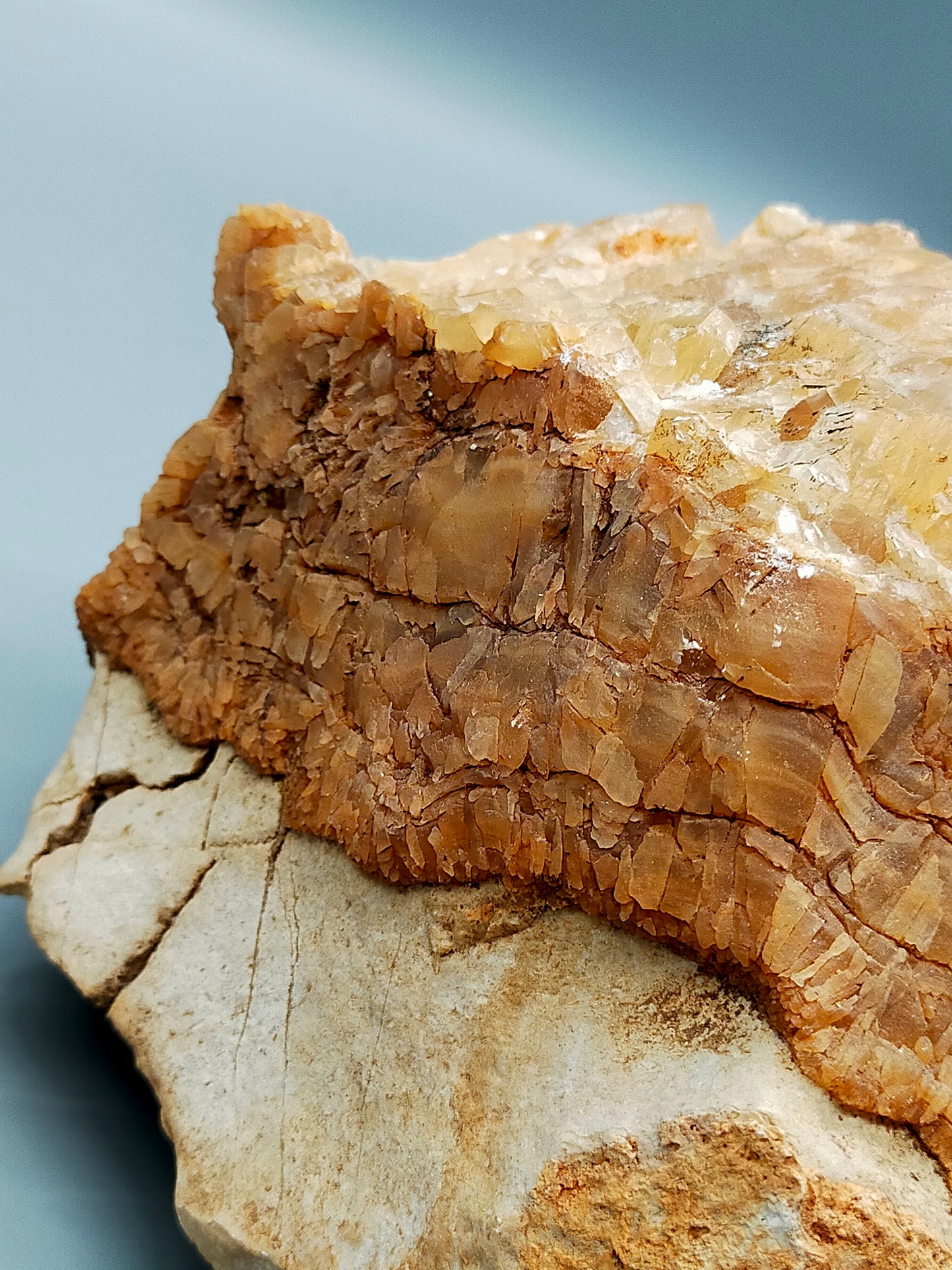 Große Calcit Druse – Naturbelassener Kristall mit Matrix