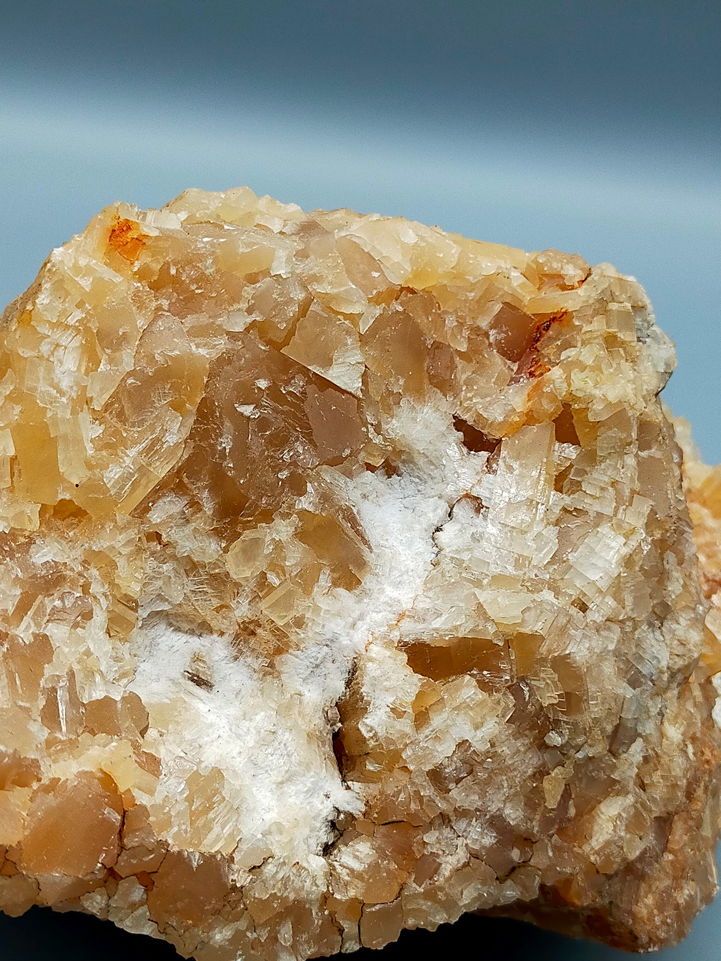 Große Calcit Druse – Naturbelassener Kristall mit Matrix