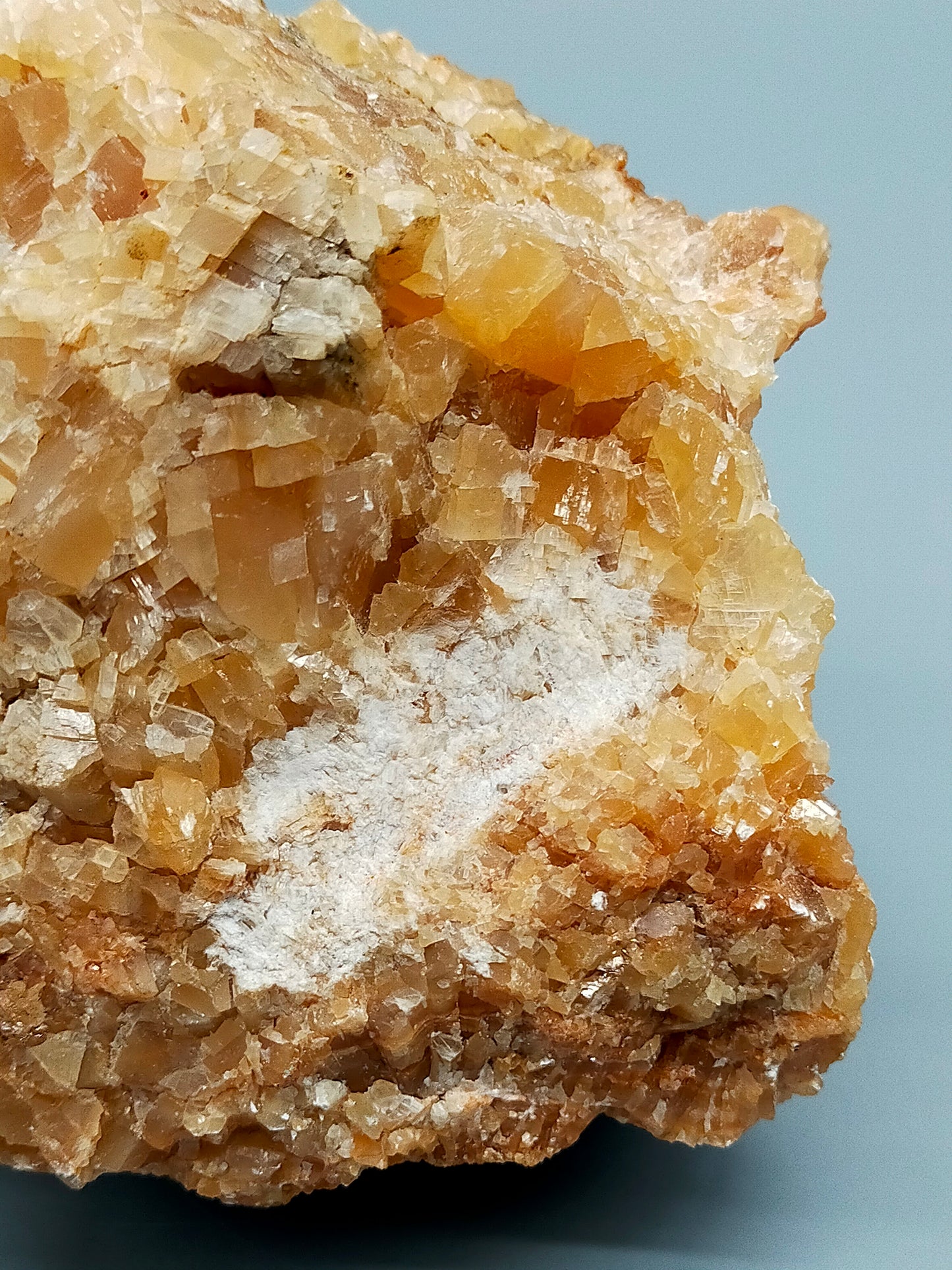 Große Calcit Druse – Naturbelassener Kristall mit Matrix