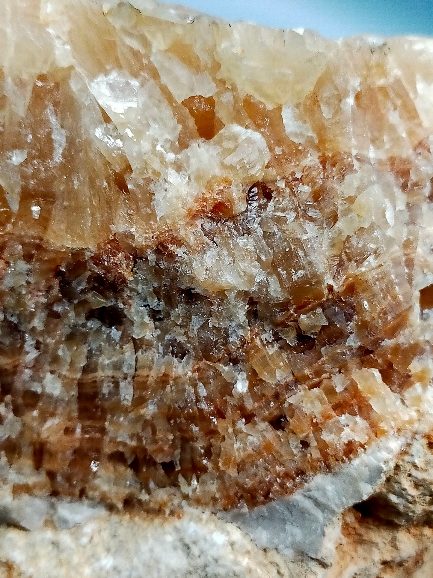 Große Calcit Druse – Naturbelassener Kristall mit Matrix