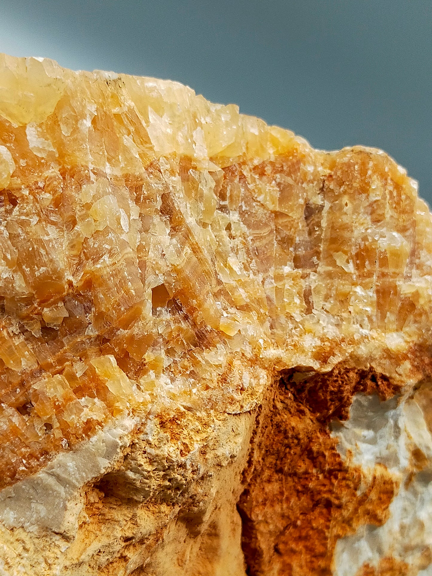 Große Calcit Druse – Naturbelassener Kristall mit Matrix