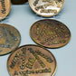 Vintage Bronze Untersetzer Set 5 Stk Internationale Trinksprüche