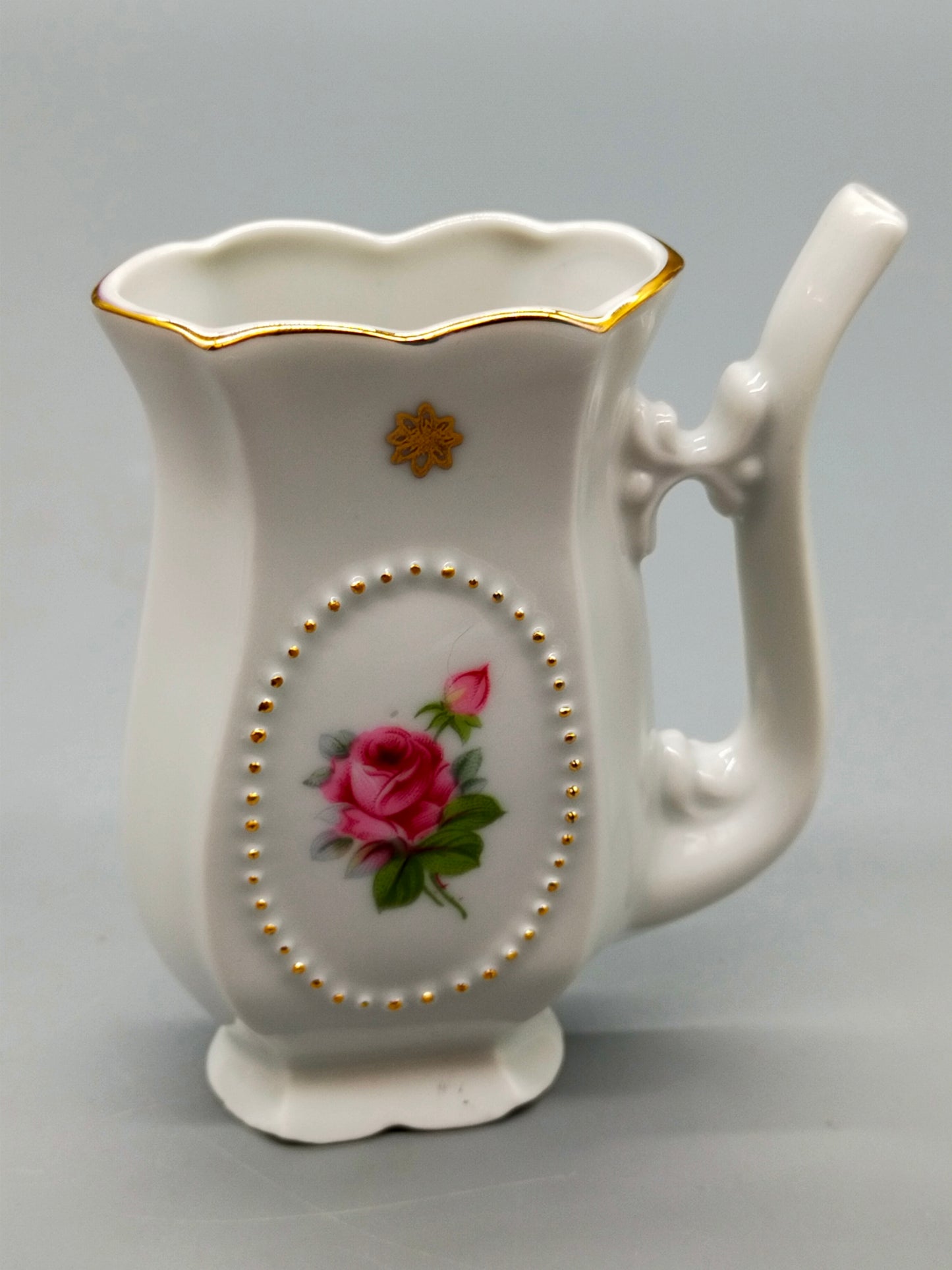 Klassischer Porzellan Kurbecher Vintage Schnabeltasse