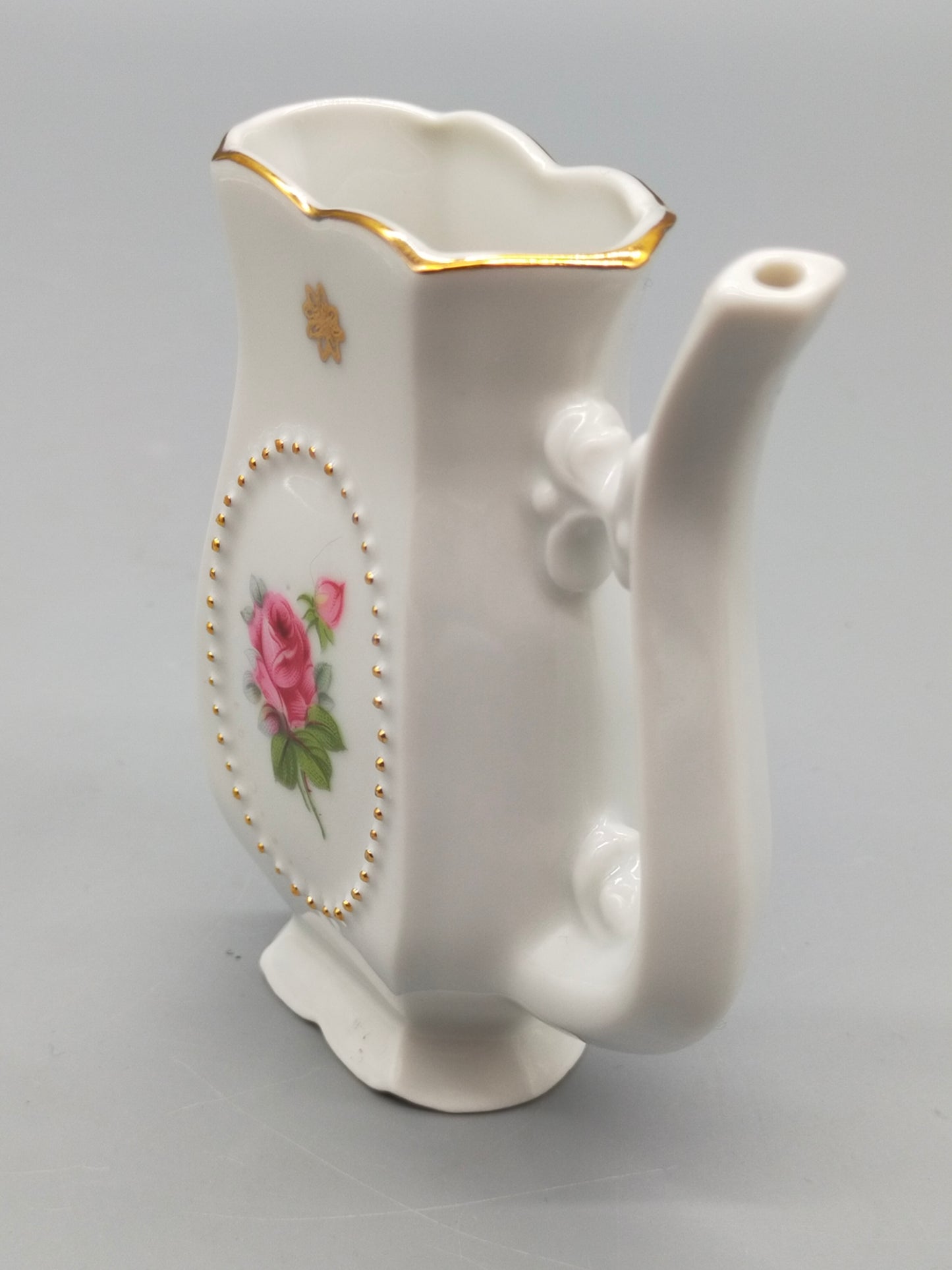 Klassischer Porzellan Kurbecher Vintage Schnabeltasse