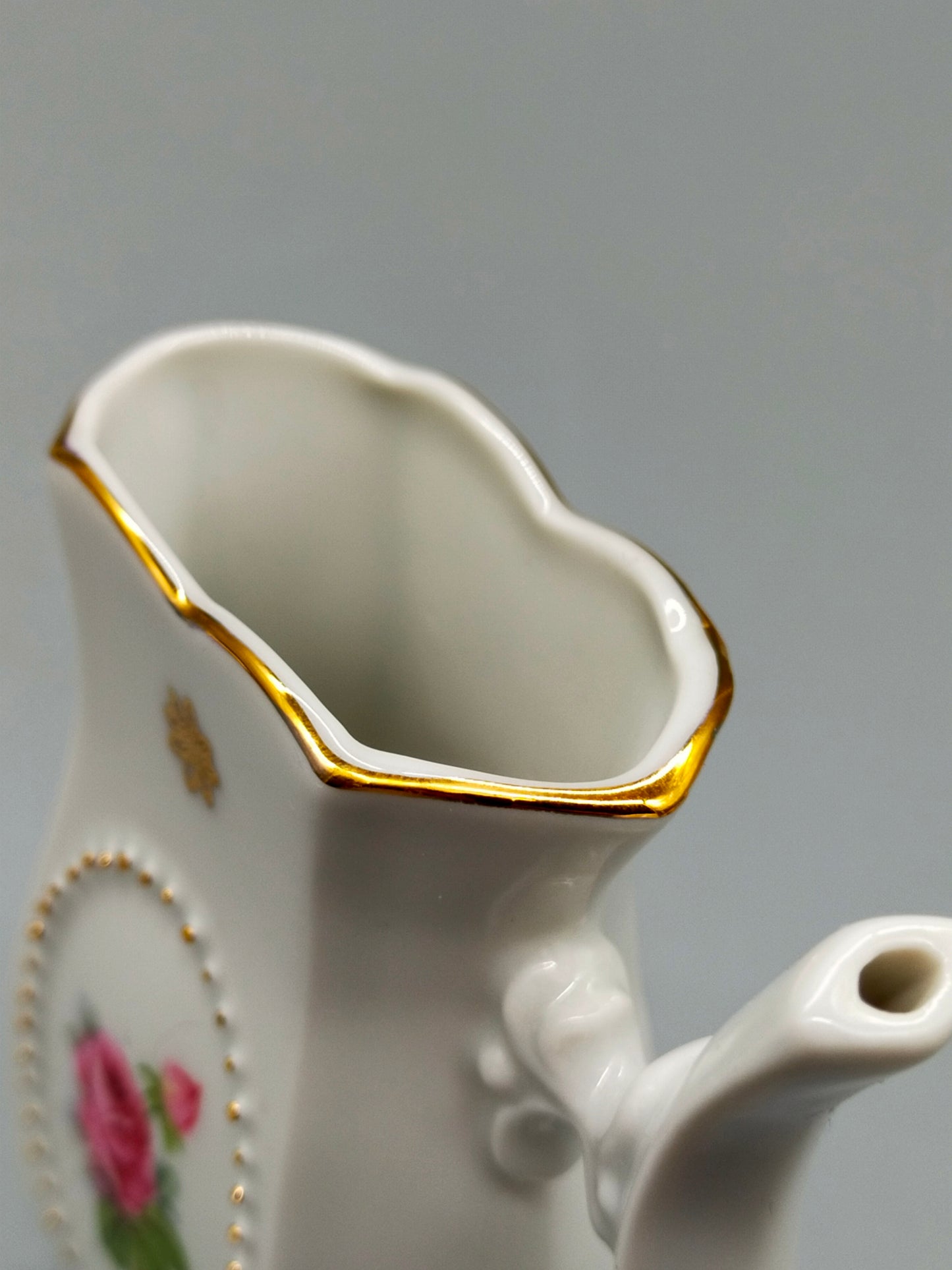Klassischer Porzellan Kurbecher Vintage Schnabeltasse