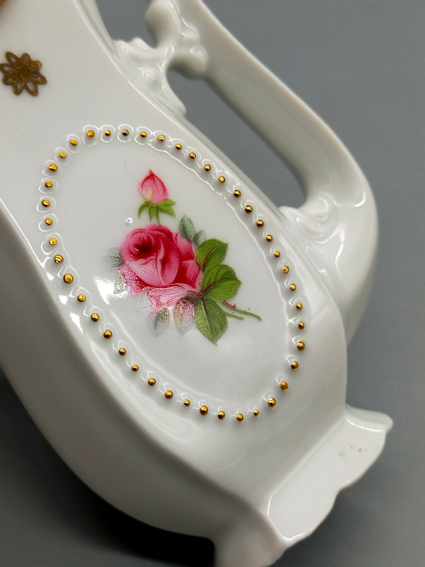 Klassischer Porzellan Kurbecher Vintage Schnabeltasse
