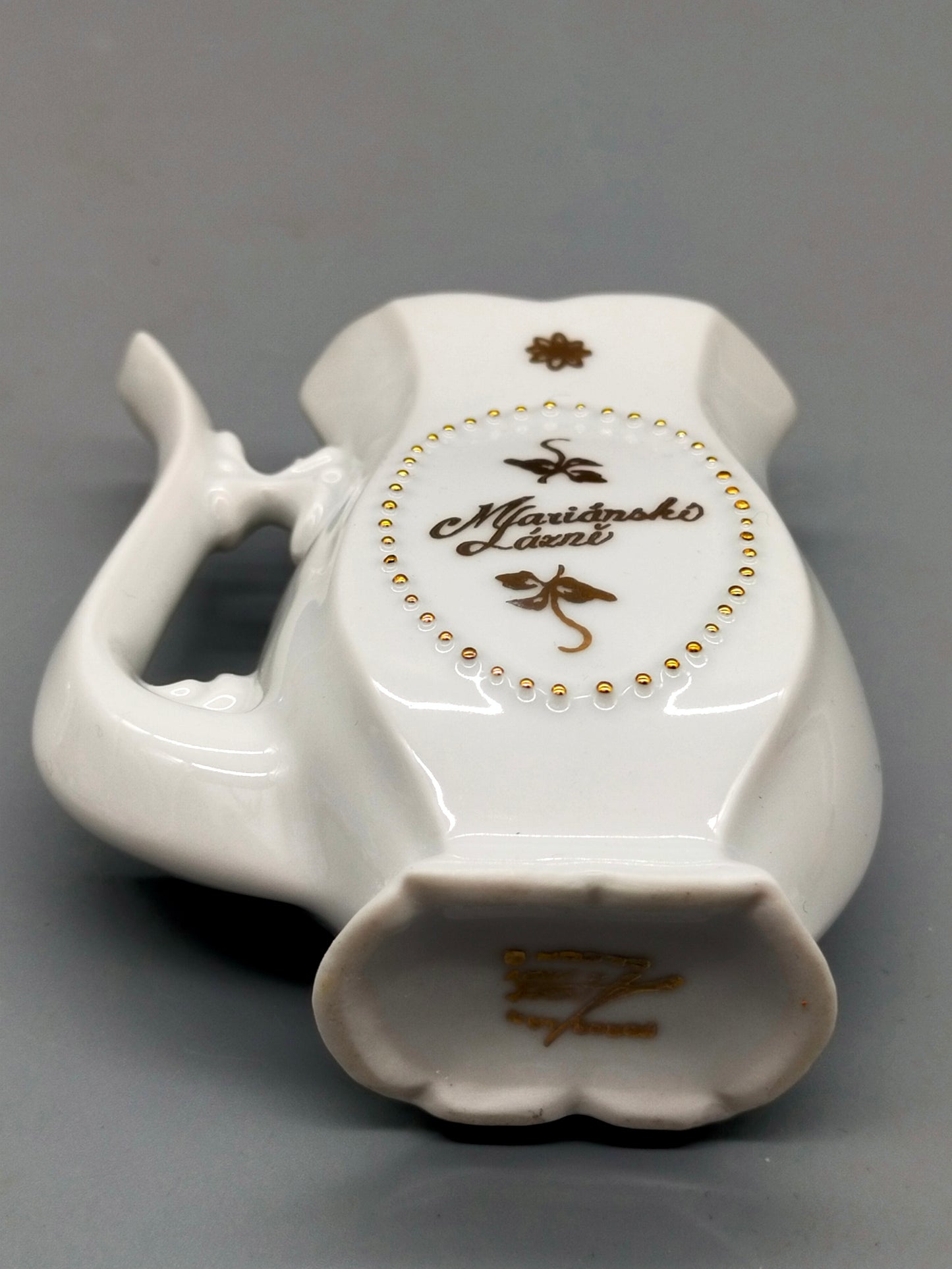 Klassischer Porzellan Kurbecher Vintage Schnabeltasse