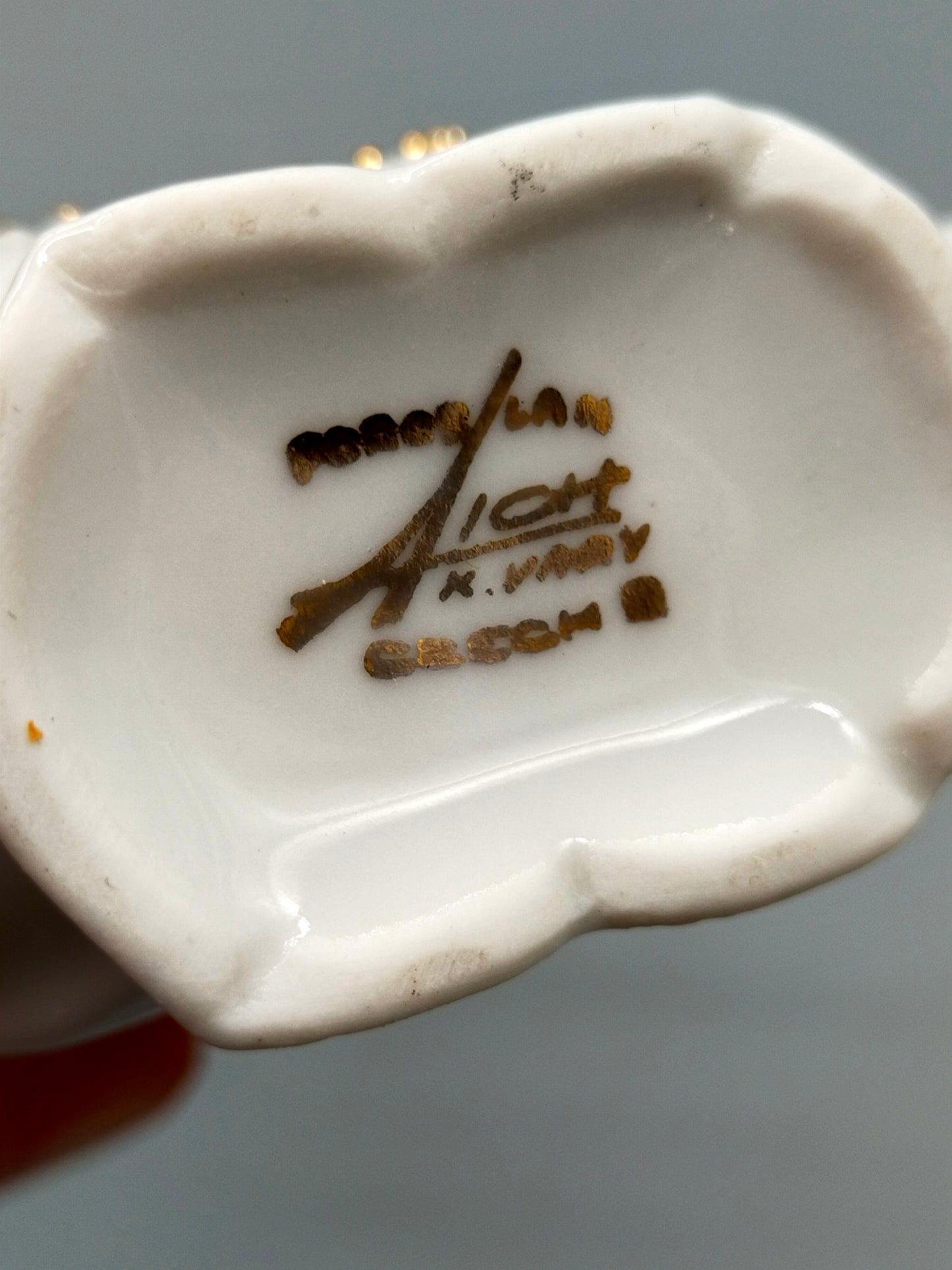 Klassischer Porzellan Kurbecher Vintage Schnabeltasse