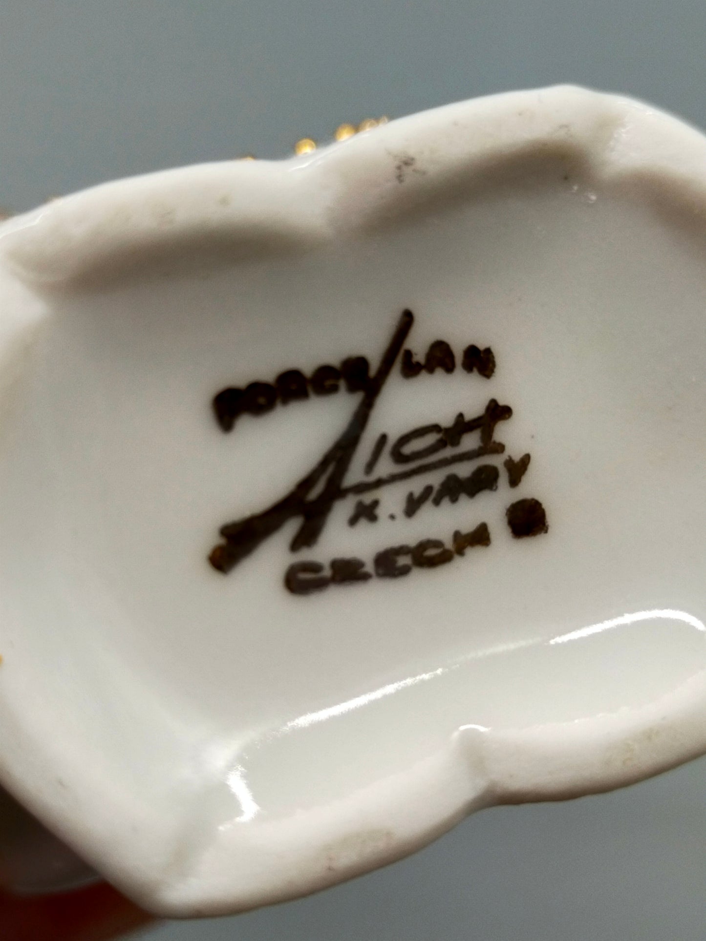 Klassischer Porzellan Kurbecher Vintage Schnabeltasse