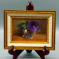B. Wagner – Violette Blüte in Vase – Klassisches Ölgemälde im Goldrahmen