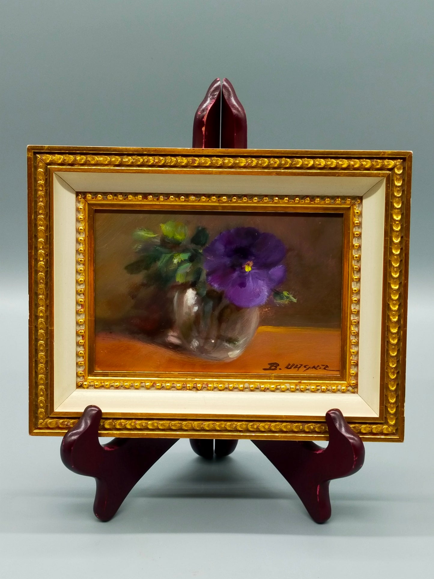 B. Wagner – Violette Blüte in Vase – Klassisches Ölgemälde im Goldrahmen