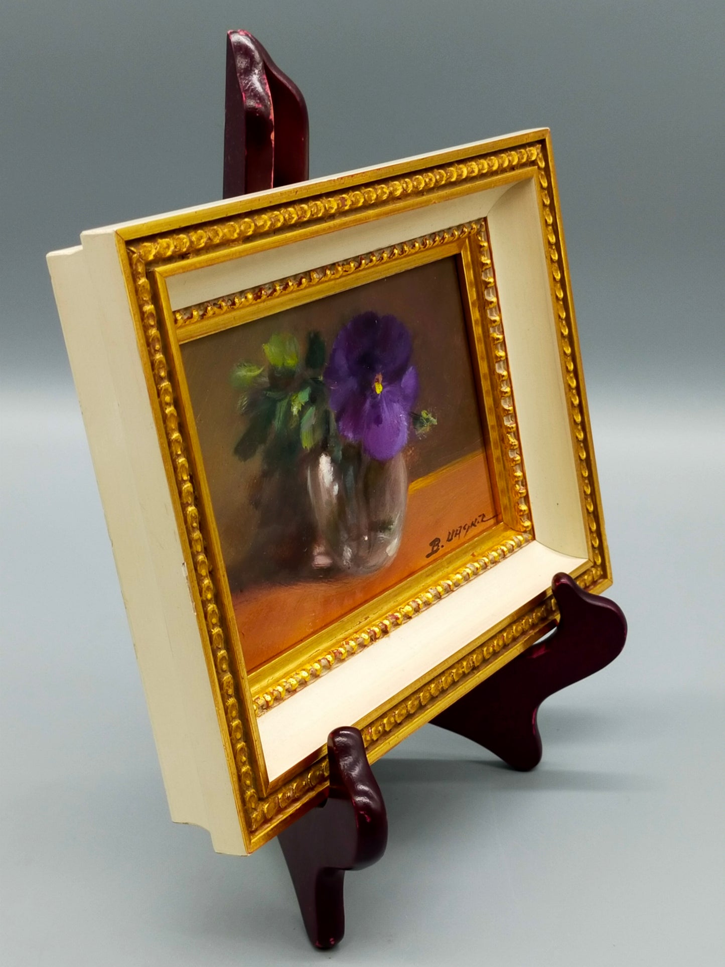 B. Wagner – Violette Blüte in Vase – Klassisches Ölgemälde im Goldrahmen