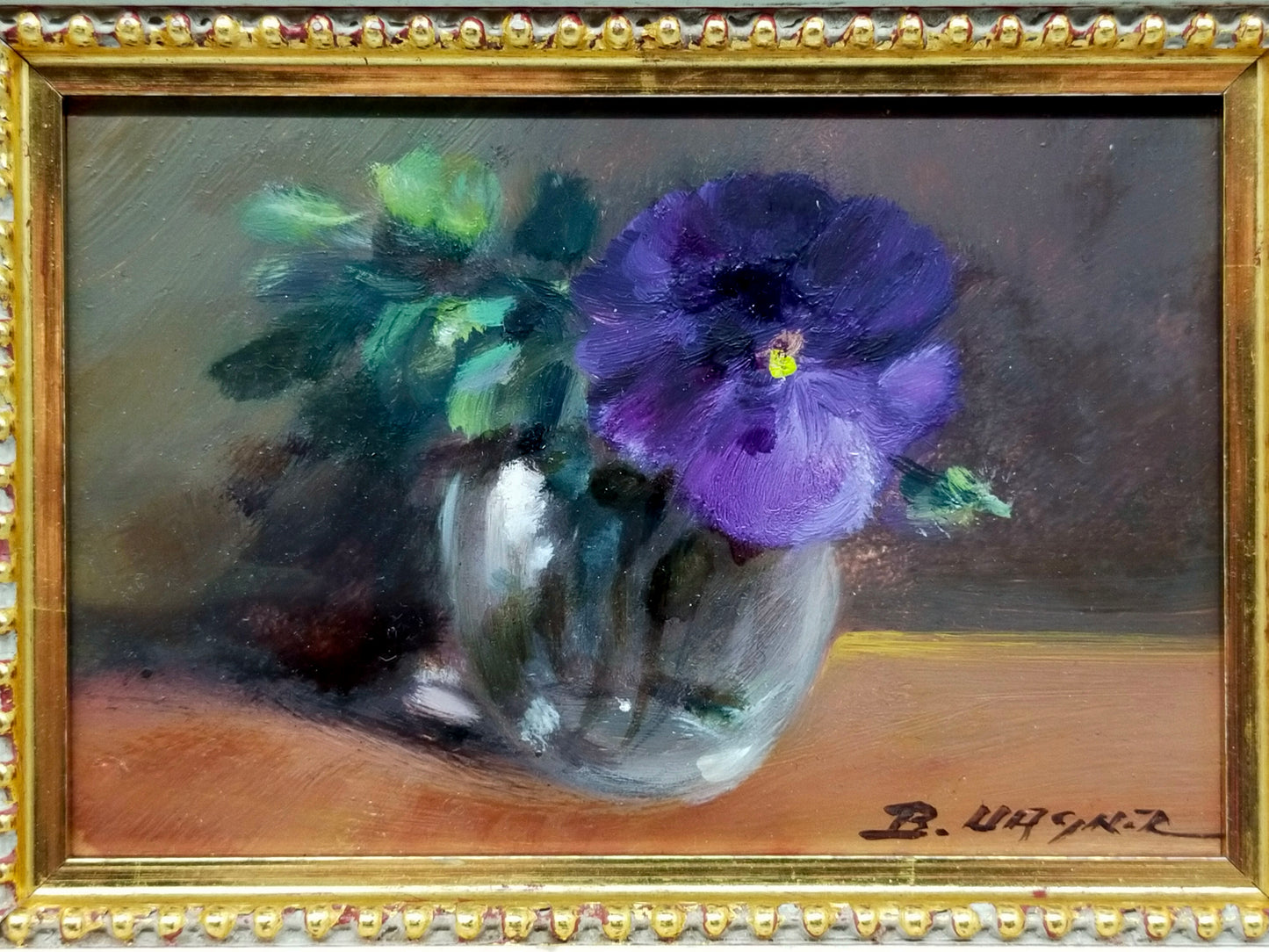 B. Wagner – Violette Blüte in Vase – Klassisches Ölgemälde im Goldrahmen