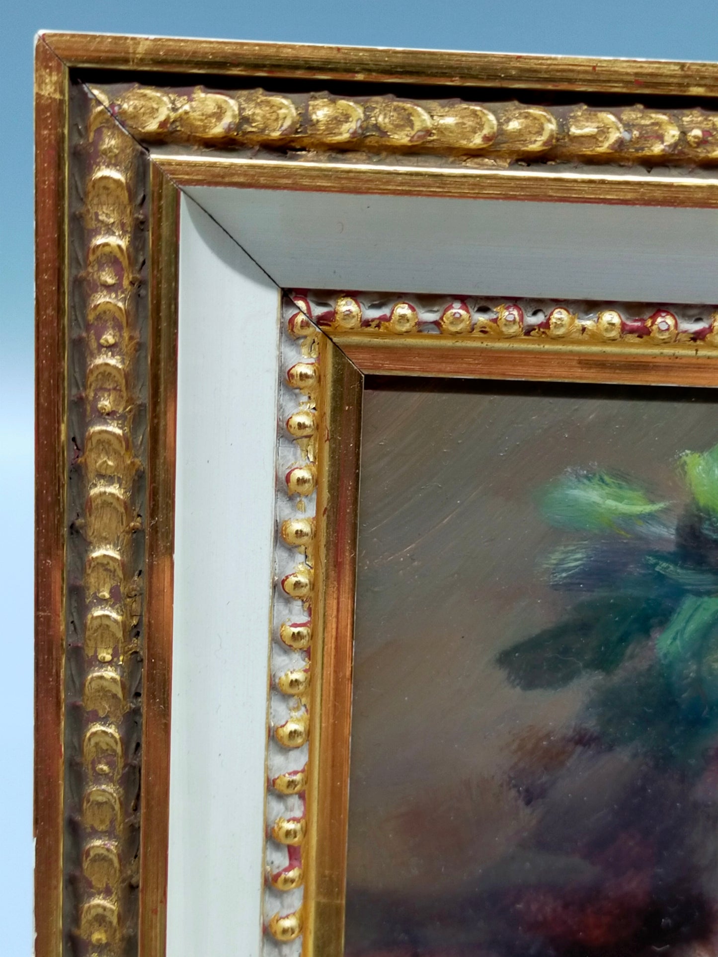 B. Wagner – Violette Blüte in Vase – Klassisches Ölgemälde im Goldrahmen