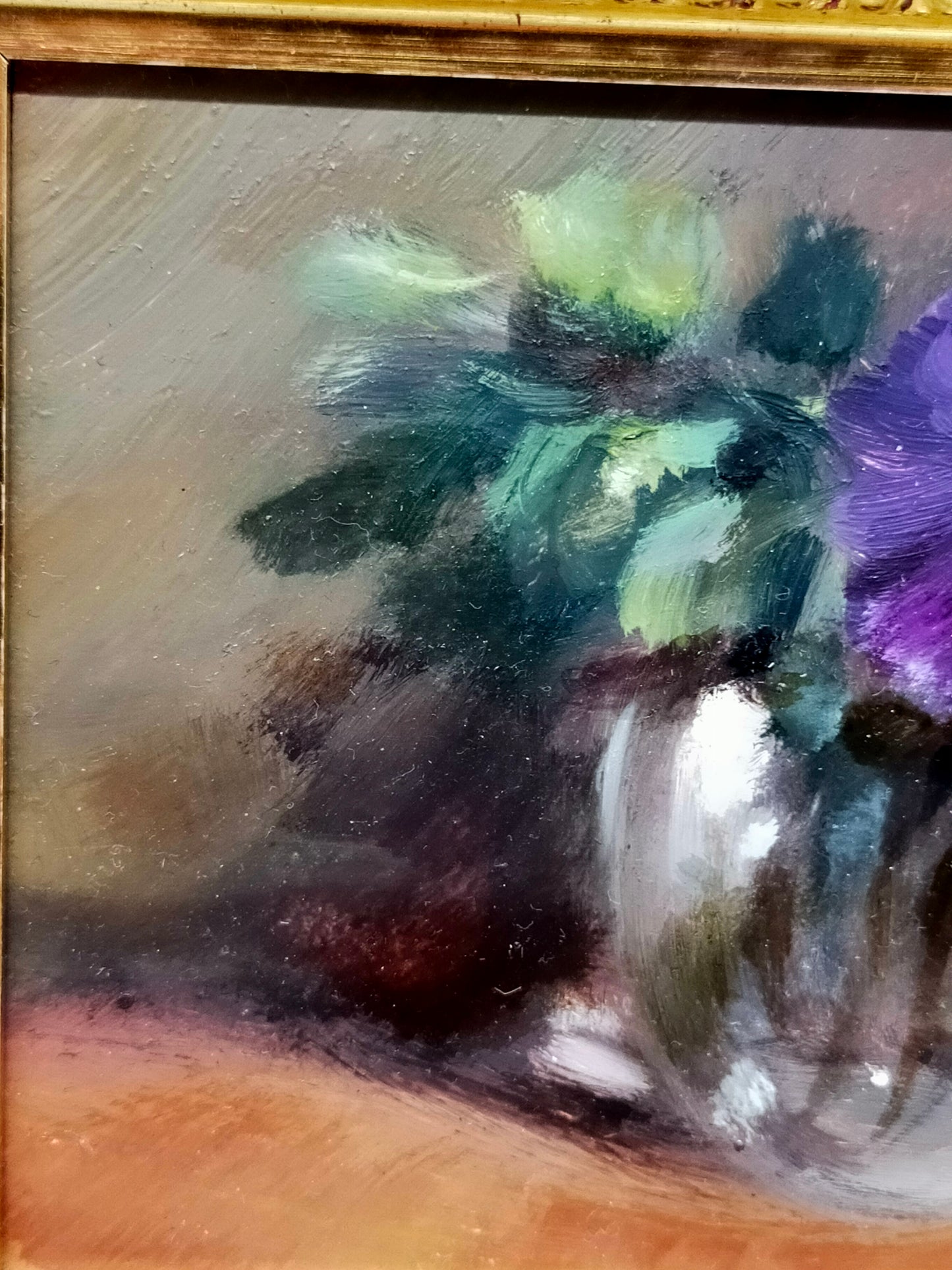 B. Wagner – Violette Blüte in Vase – Klassisches Ölgemälde im Goldrahmen