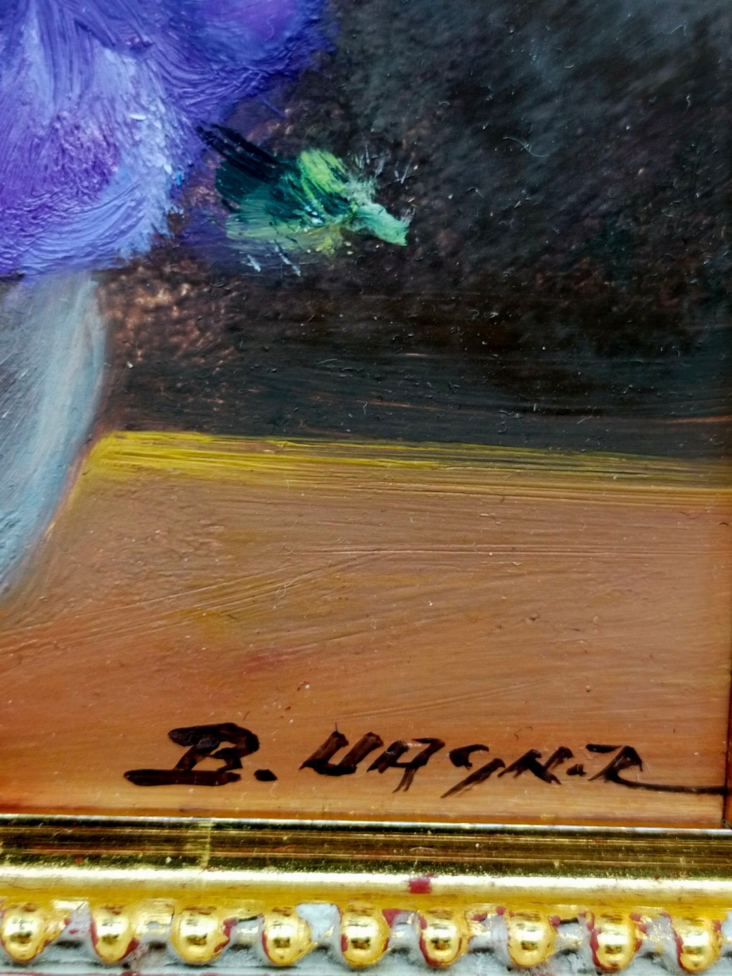 B. Wagner – Violette Blüte in Vase – Klassisches Ölgemälde im Goldrahmen