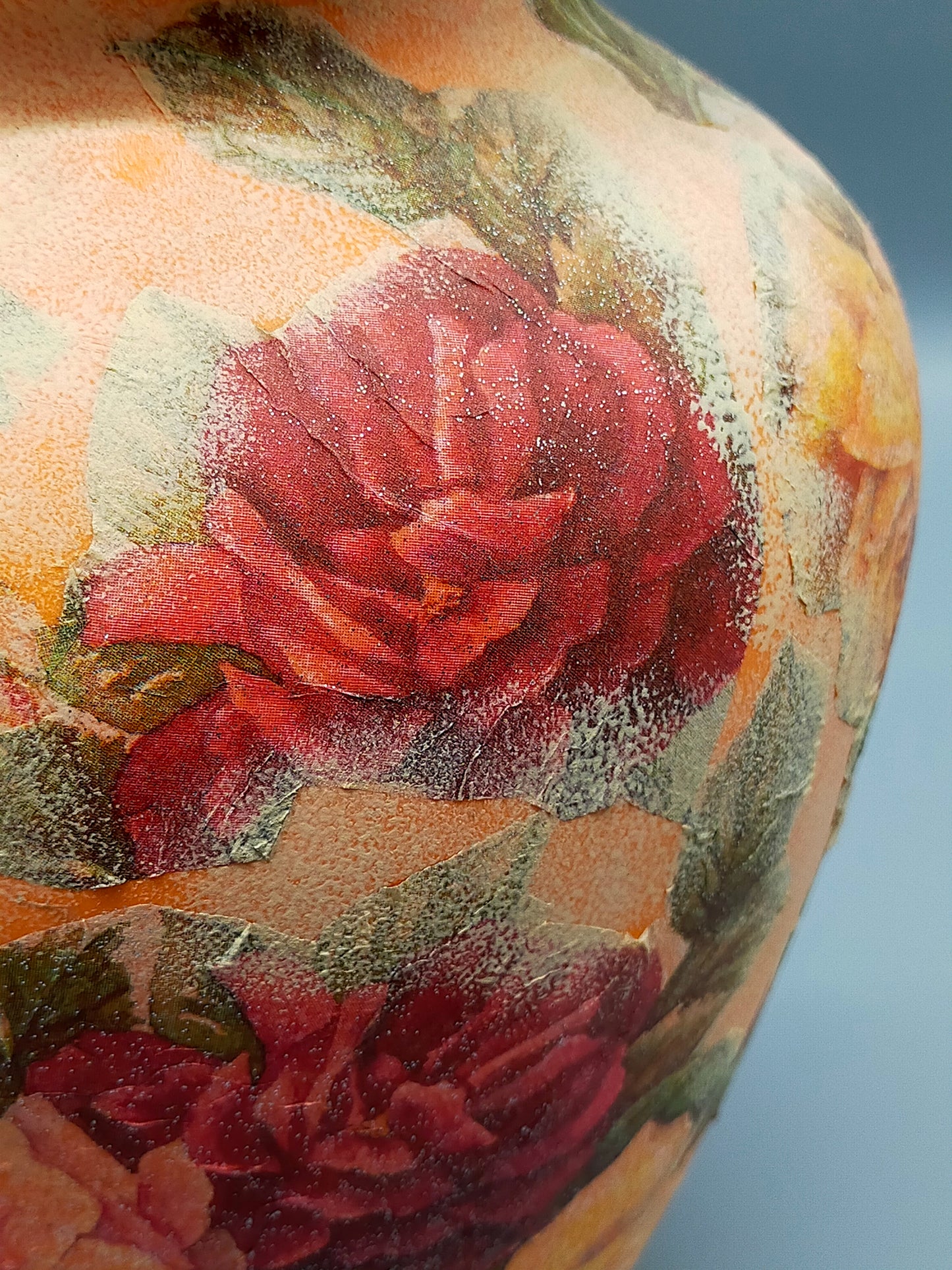 Große Vintage Keramik Vase mit Rosen-Serviettentechnik