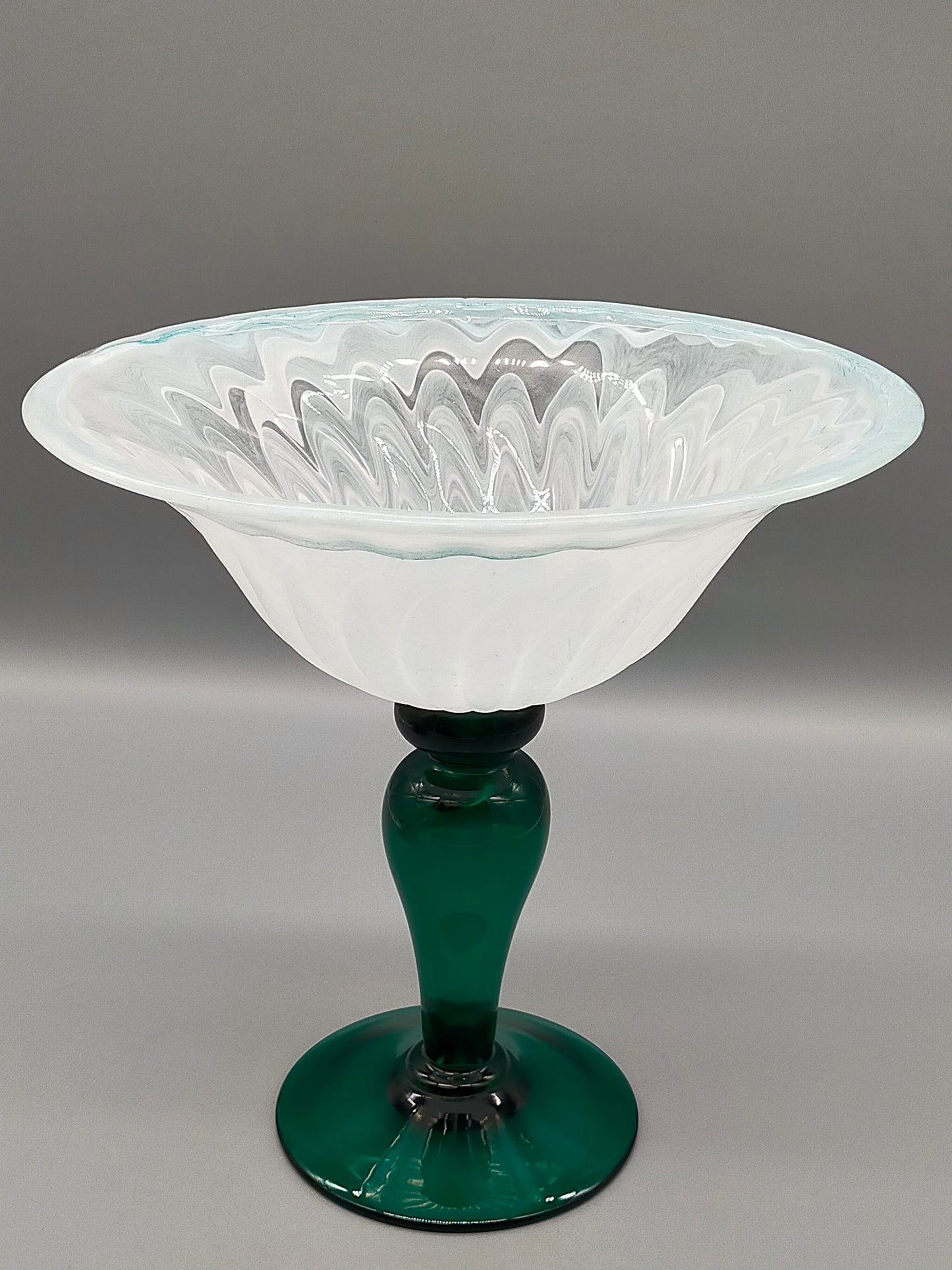 Elegante Glasfußschale – Kunstglas Fußschale in Grün & Weiß Opak