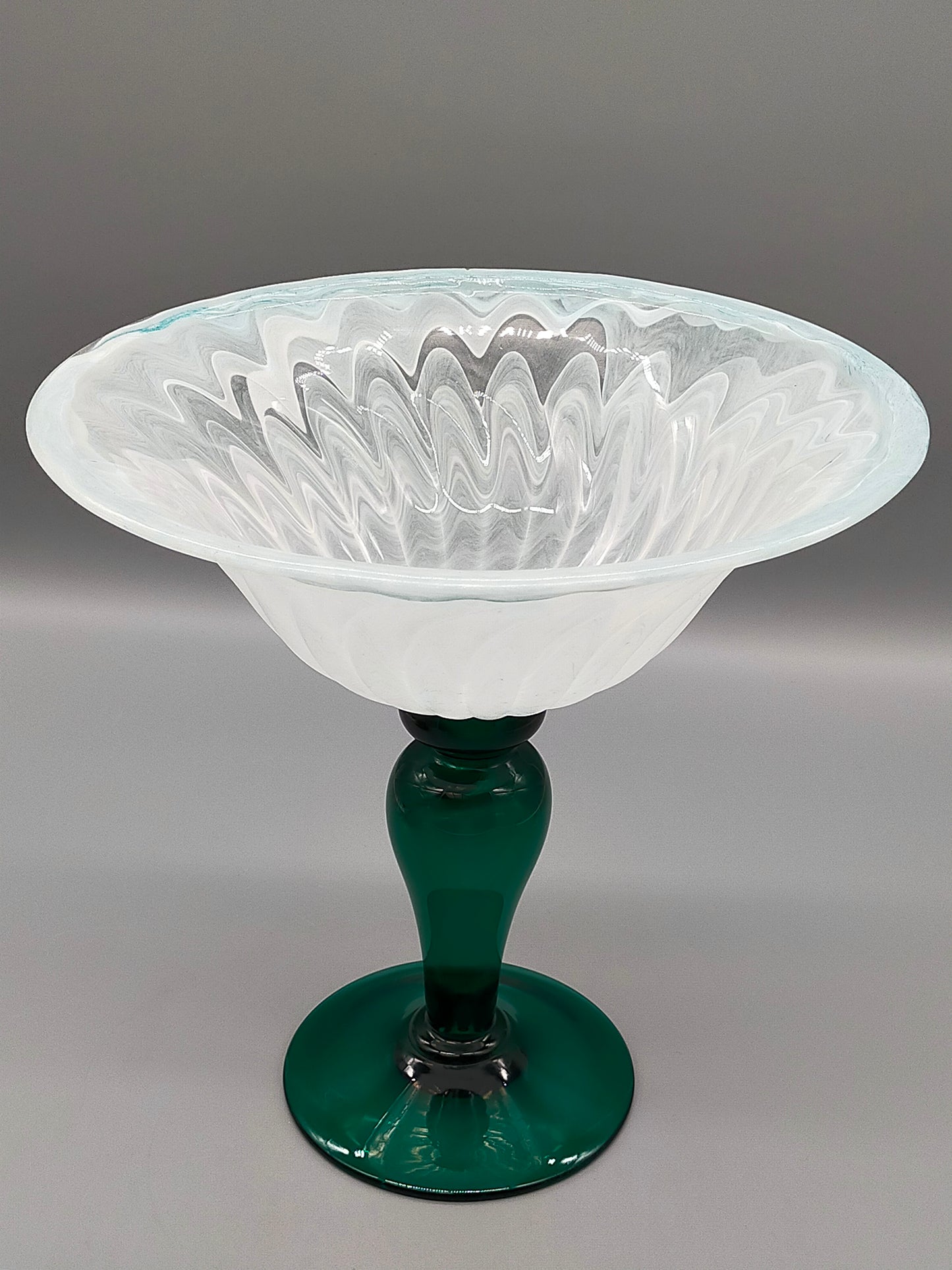 Elegante Glasfußschale – Kunstglas Fußschale in Grün & Weiß Opak