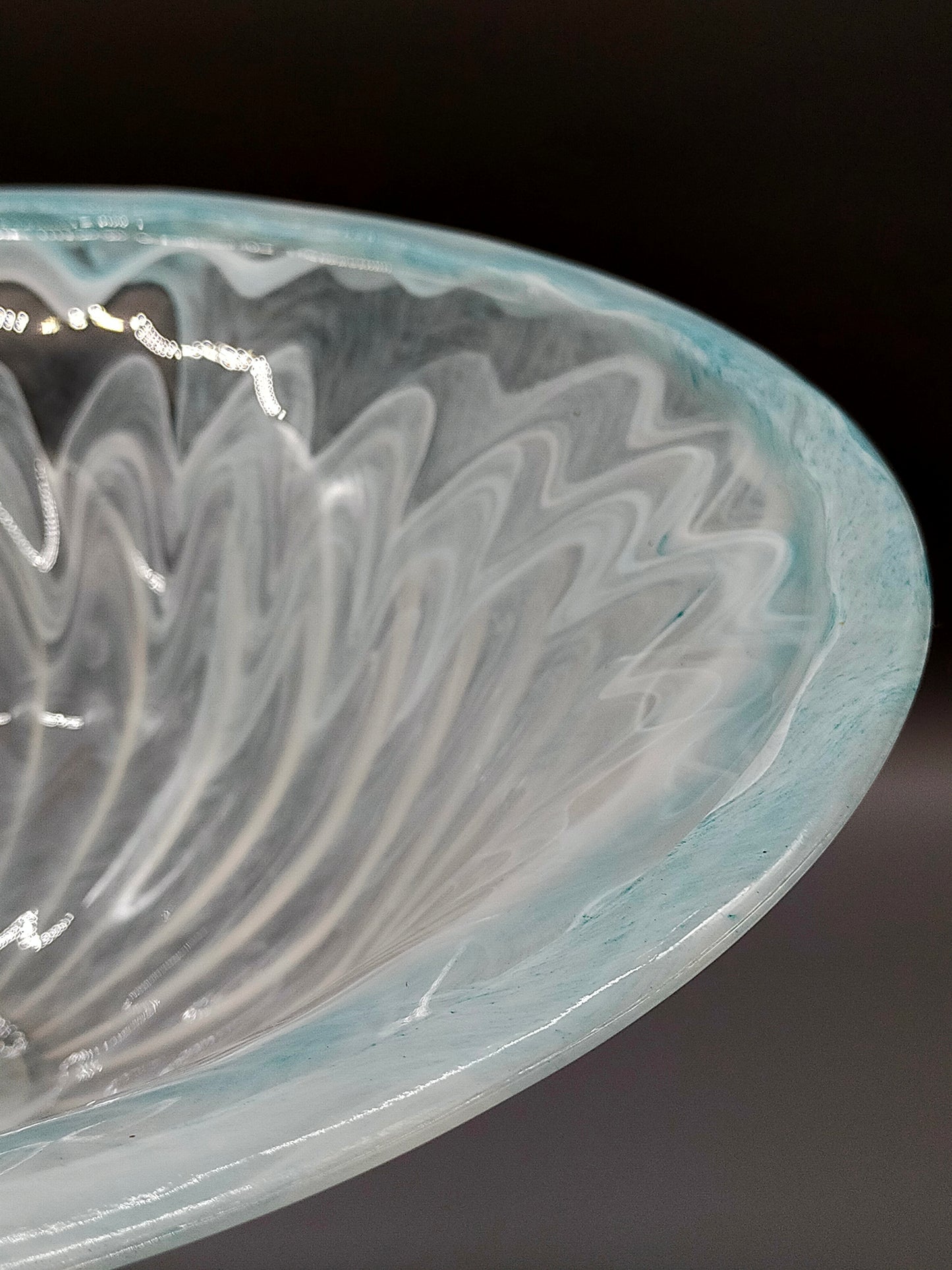 Elegante Glasfußschale – Kunstglas Fußschale in Grün & Weiß Opak
